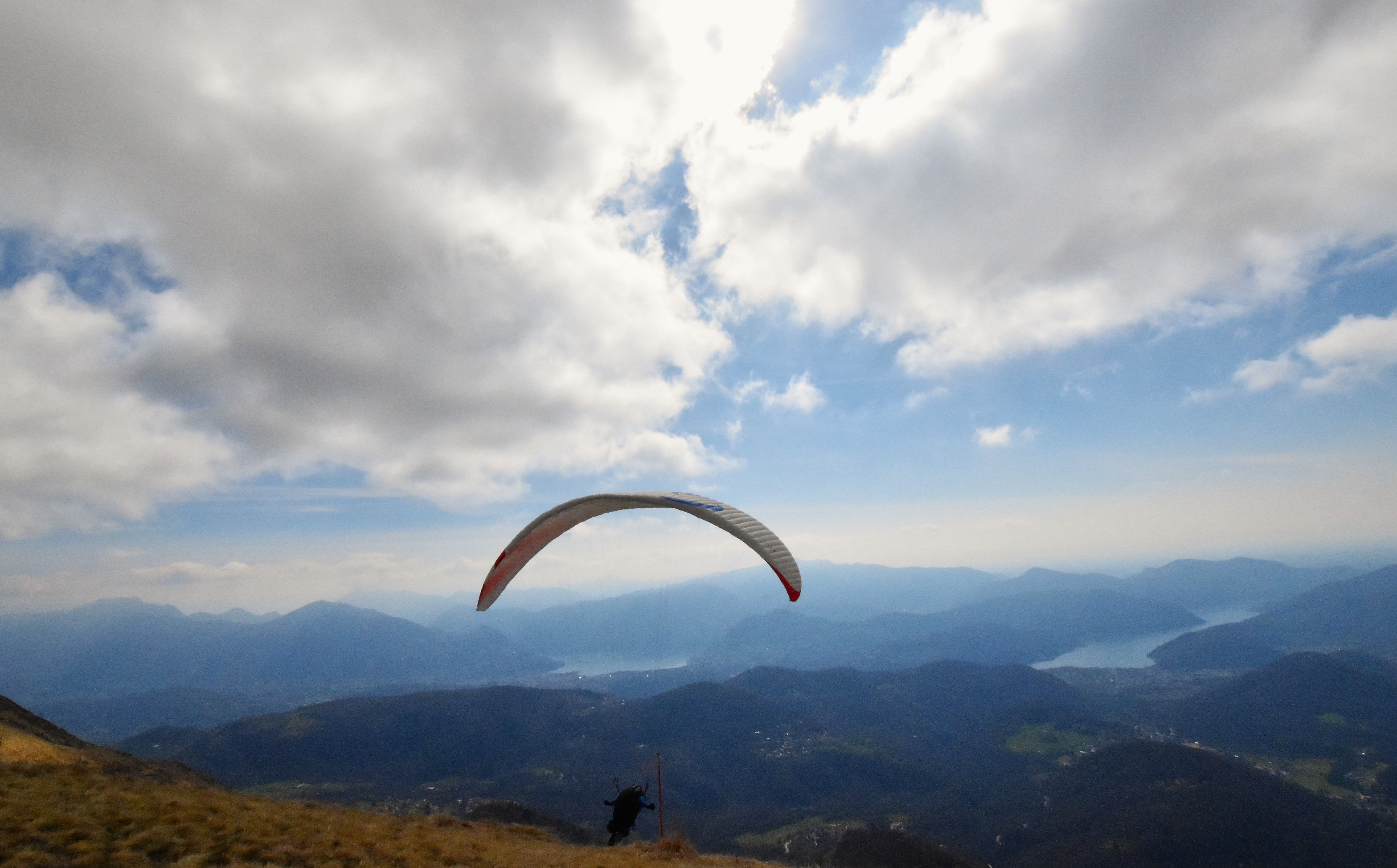 Monte Lema : les parapentistes profitent de la vue sur le beau paysage et les lacs.