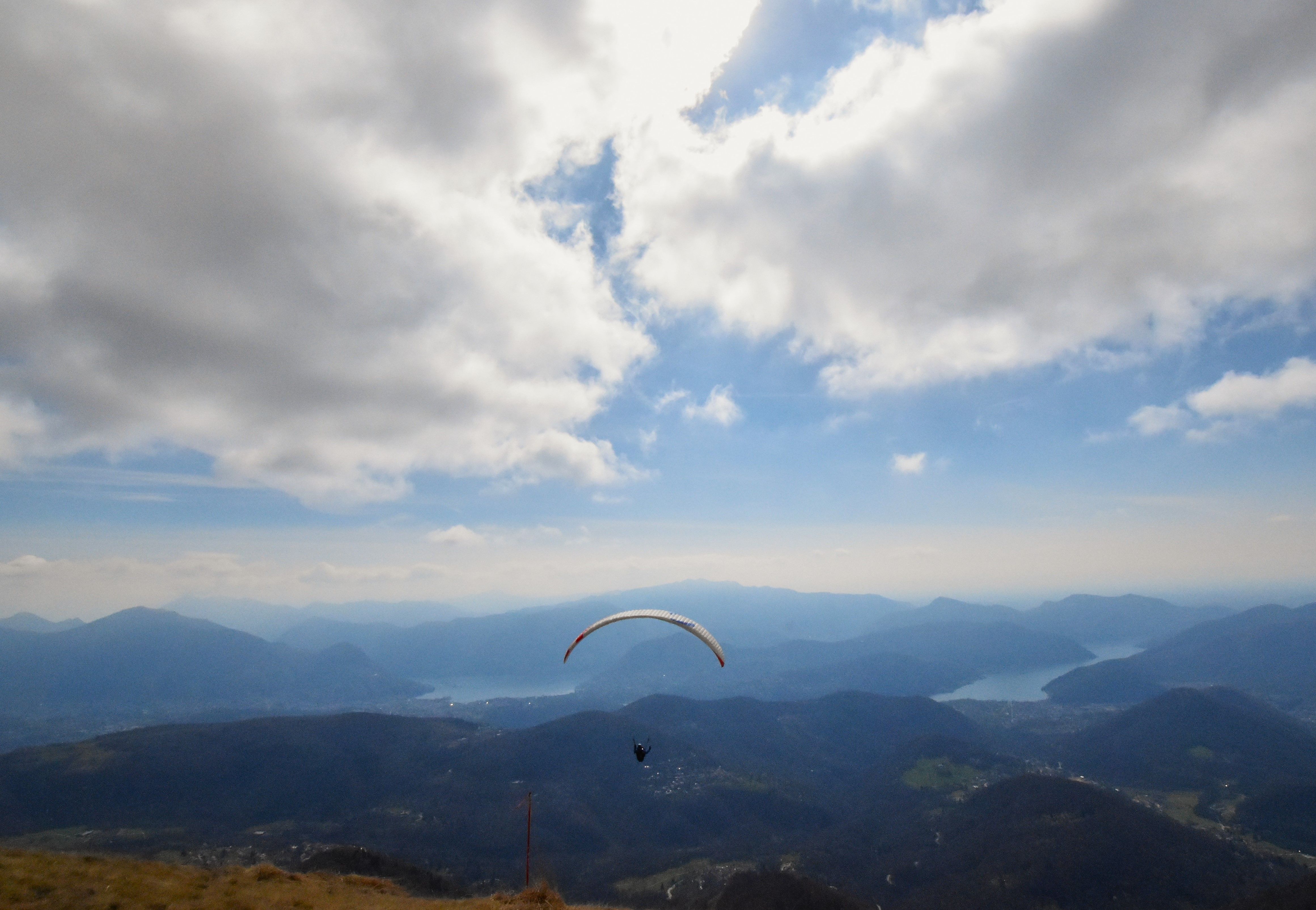 Monte Lema : Parapente avec une vue imprenable sur les montagnes et les vallées dans le paysage estival.