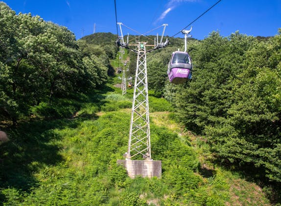 Monte Tamaro: Seilbahnfahrt durch grüne Landschaften in den Schweizer Alpen im Sommer.