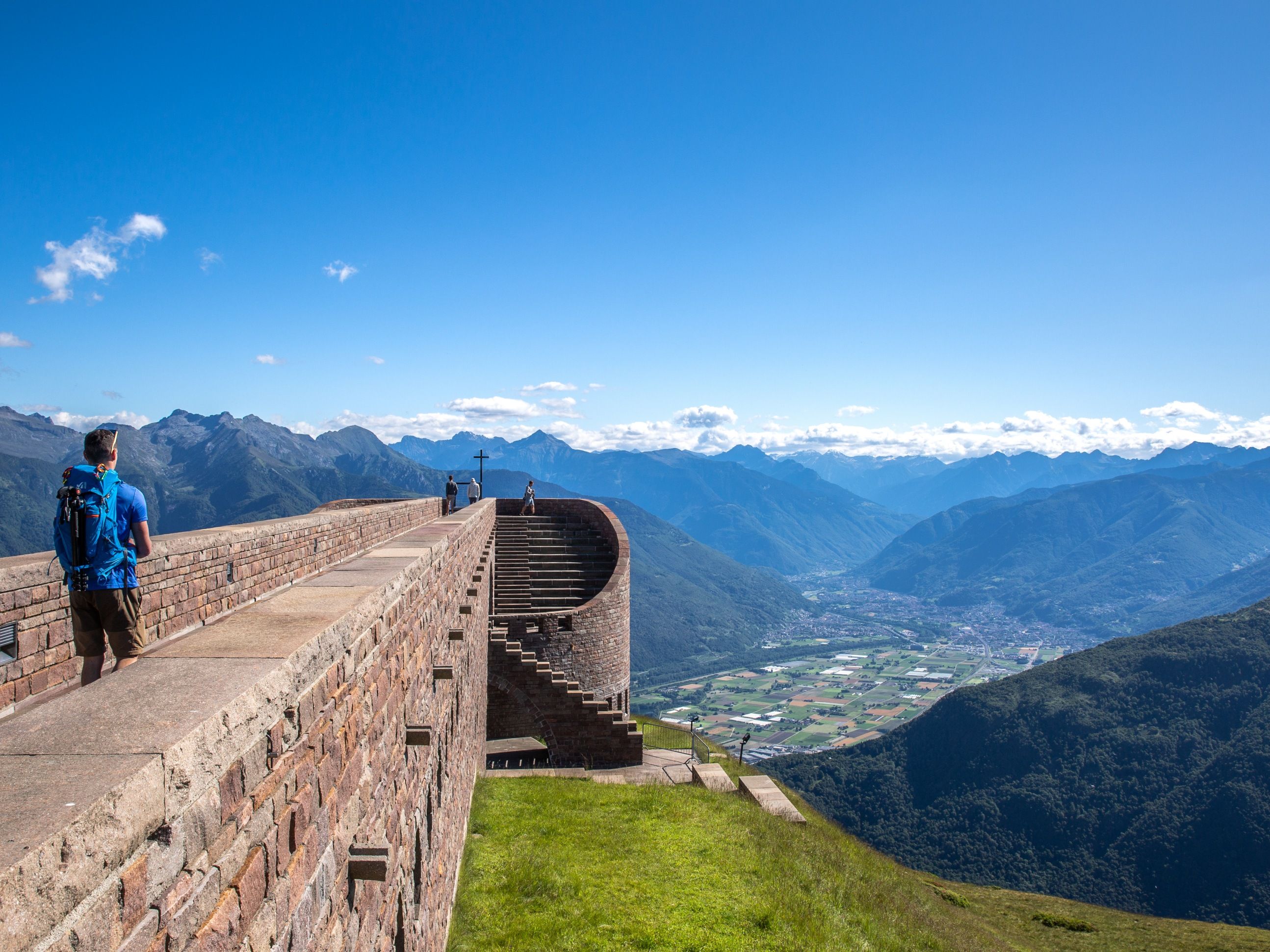 在蒙特塔马罗滑翔伞，欣赏令人印象深刻的山脉和山谷景观。