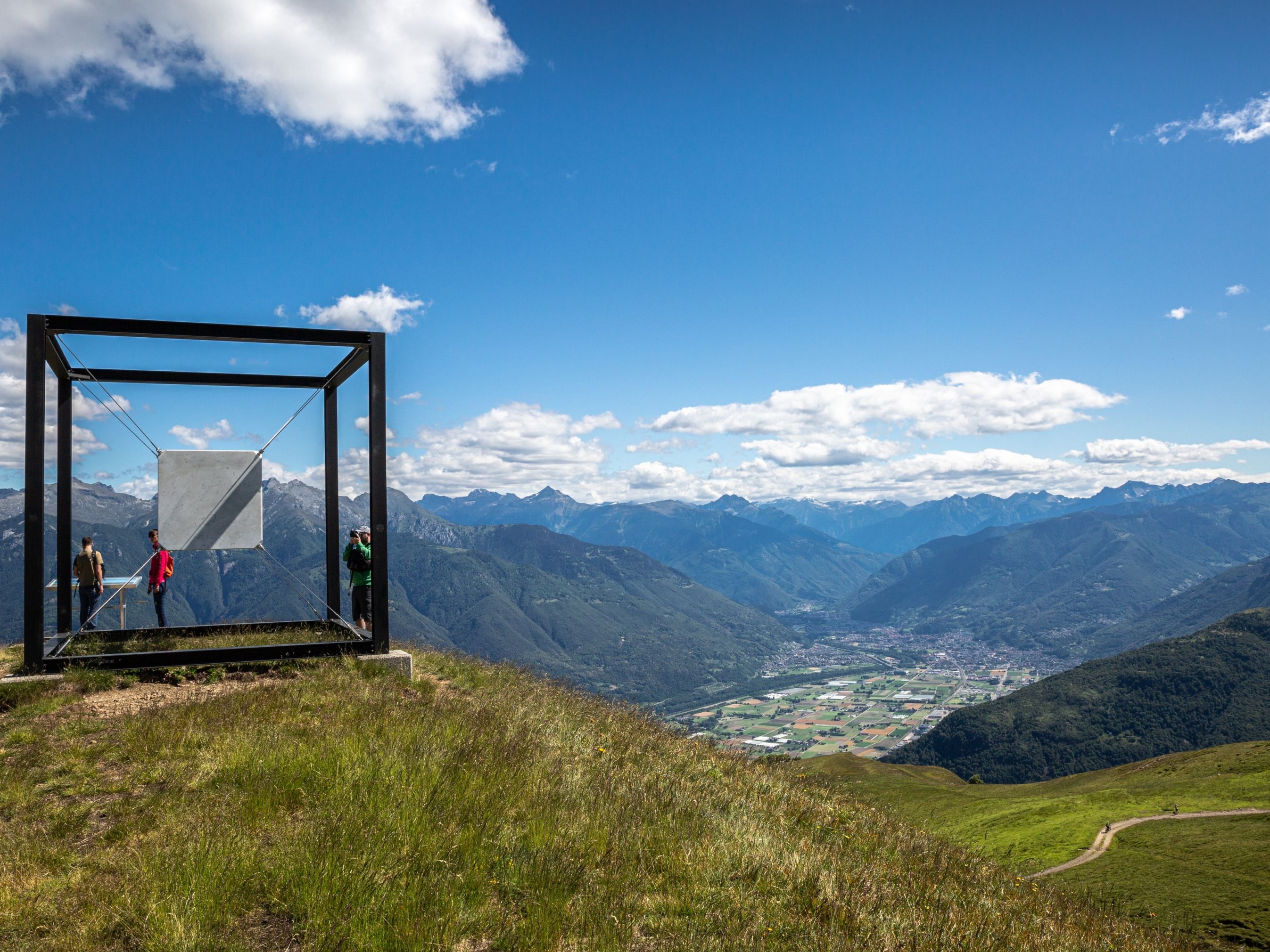 मोंटे तत्वारो: पर्वतों और घाटी का अद्भुत दृश्य वाला कला का नमूना, यात्रियों के लिए उपयुक्त।