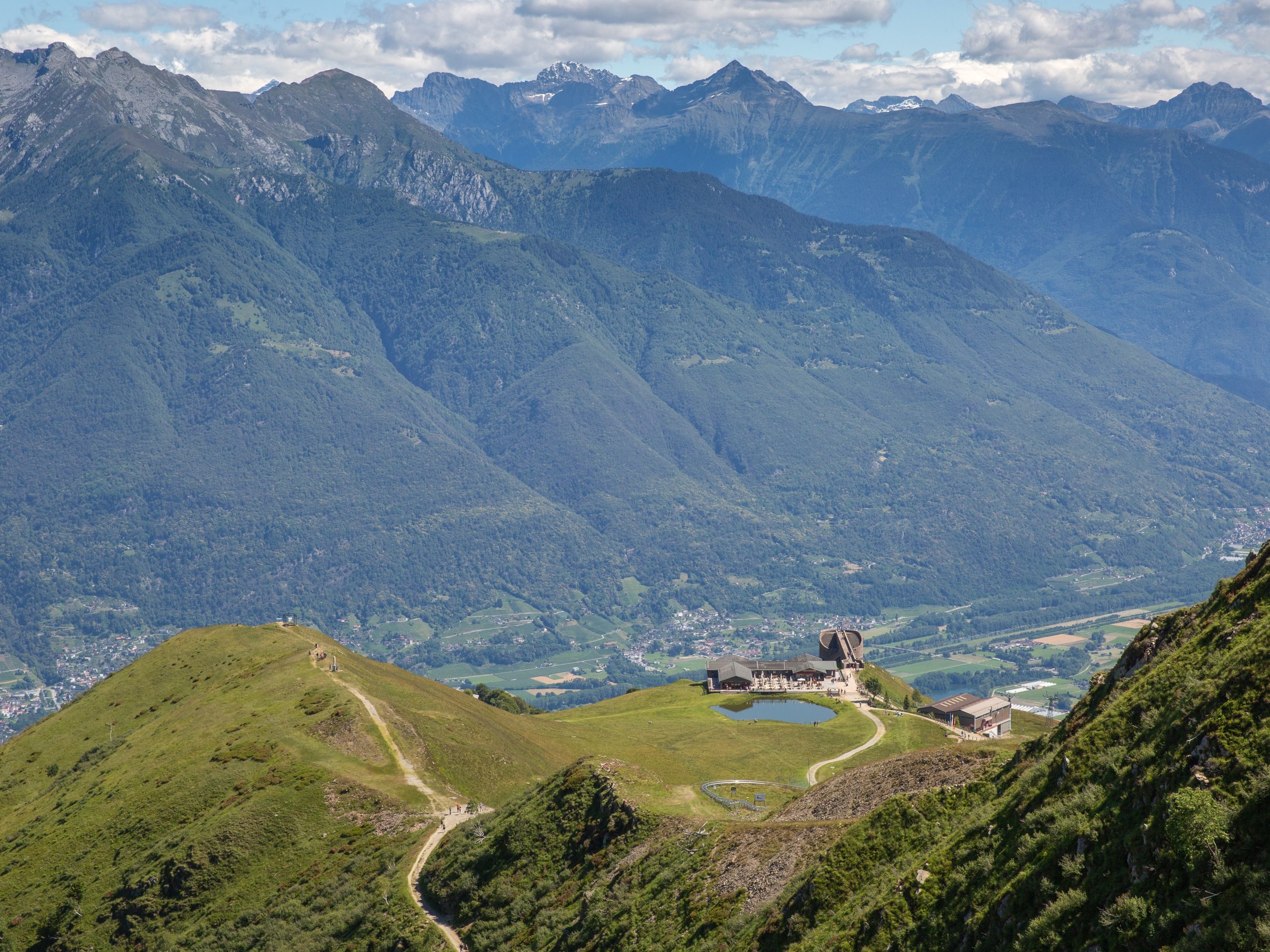 Monte Tamaro: utsikt över gröna fjäll och dalar, perfekt för natur- och vandringsälskare.