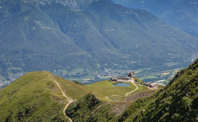 Monte Tamaro: en inspirerande utsikt över Alperna, klar sikt, vandringsleder och natur på sommaren.