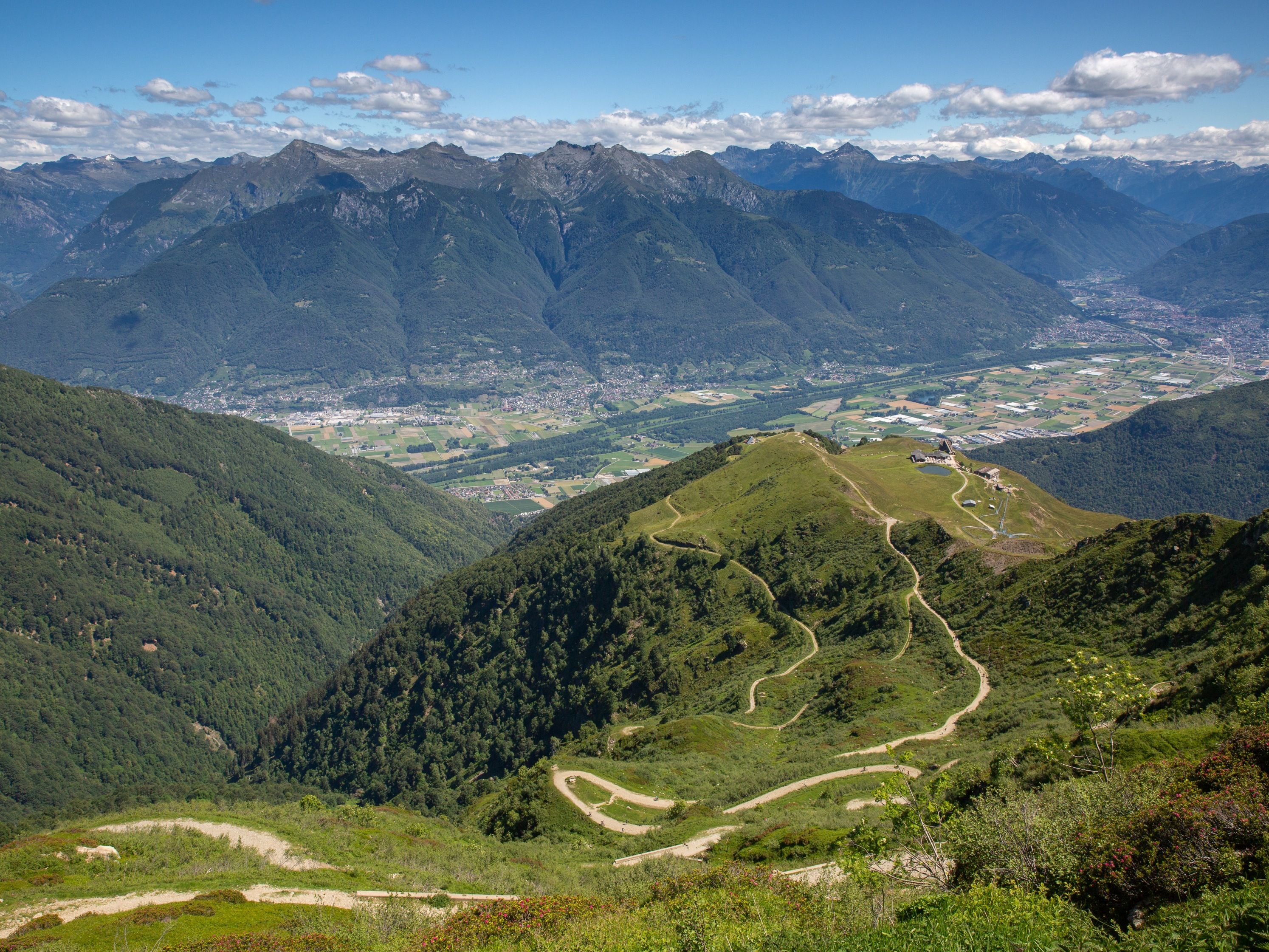 在蒙特塔马罗滑翔伞，欣赏瑞士的壮丽风景。