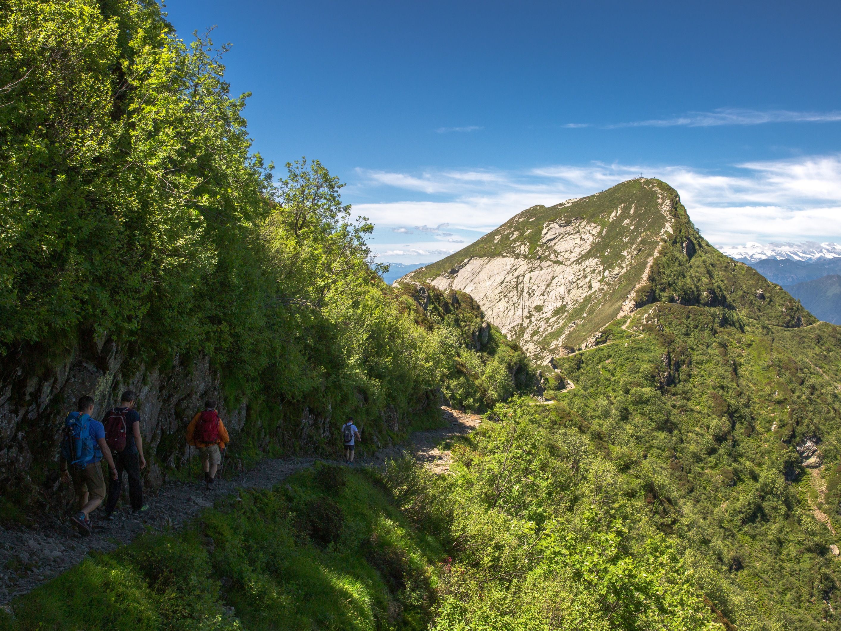 मोन्टे तमरो: यात्रियों को गर्मियों में पहाड़ियों और कल्पनापूर्ण परिदृश्य के साथ नेचर का आनंद लेते हुए दर्शाता है।