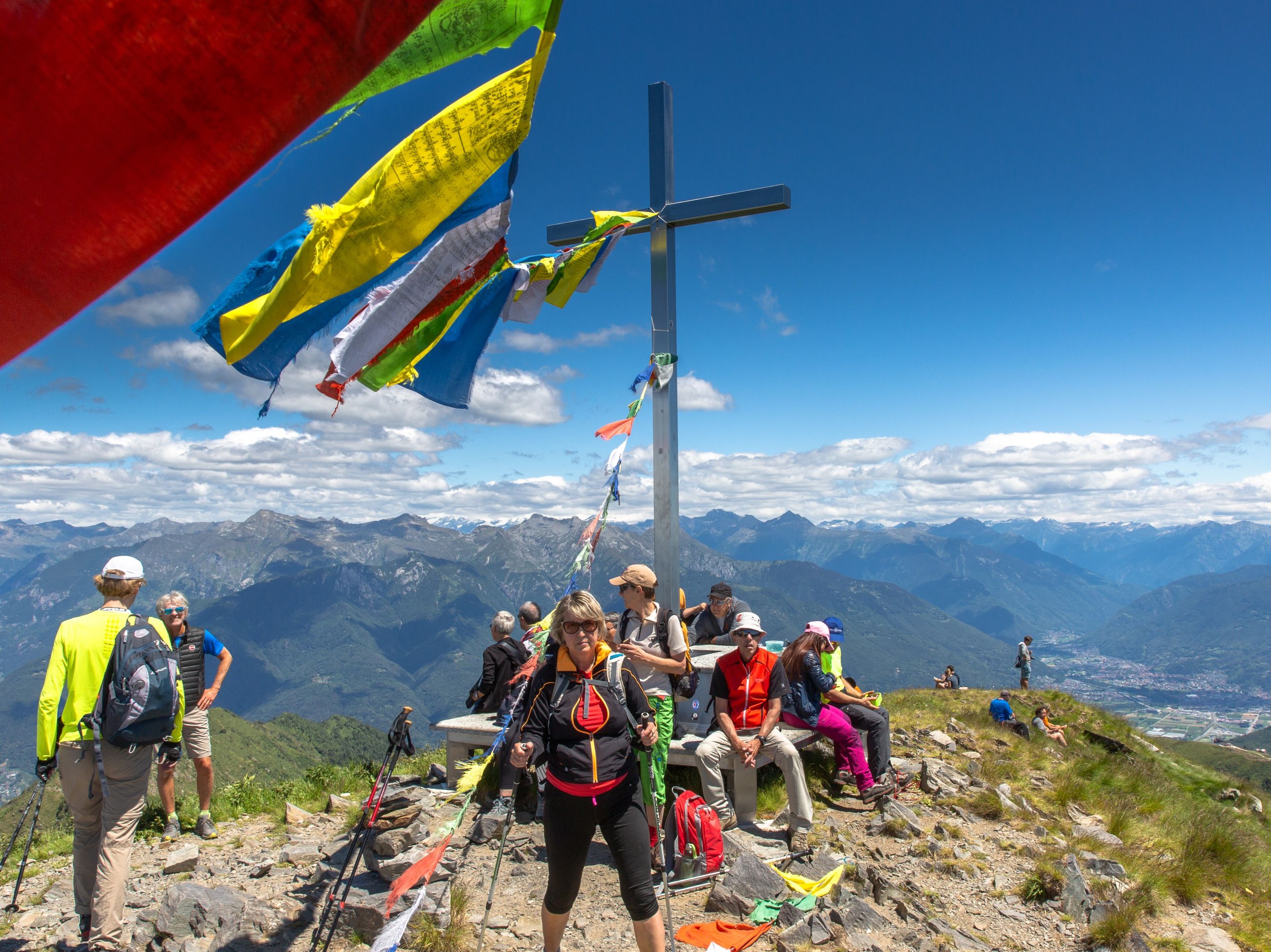 Monte Tamaro: Grupp på vandring på toppen med imponerande utsikt