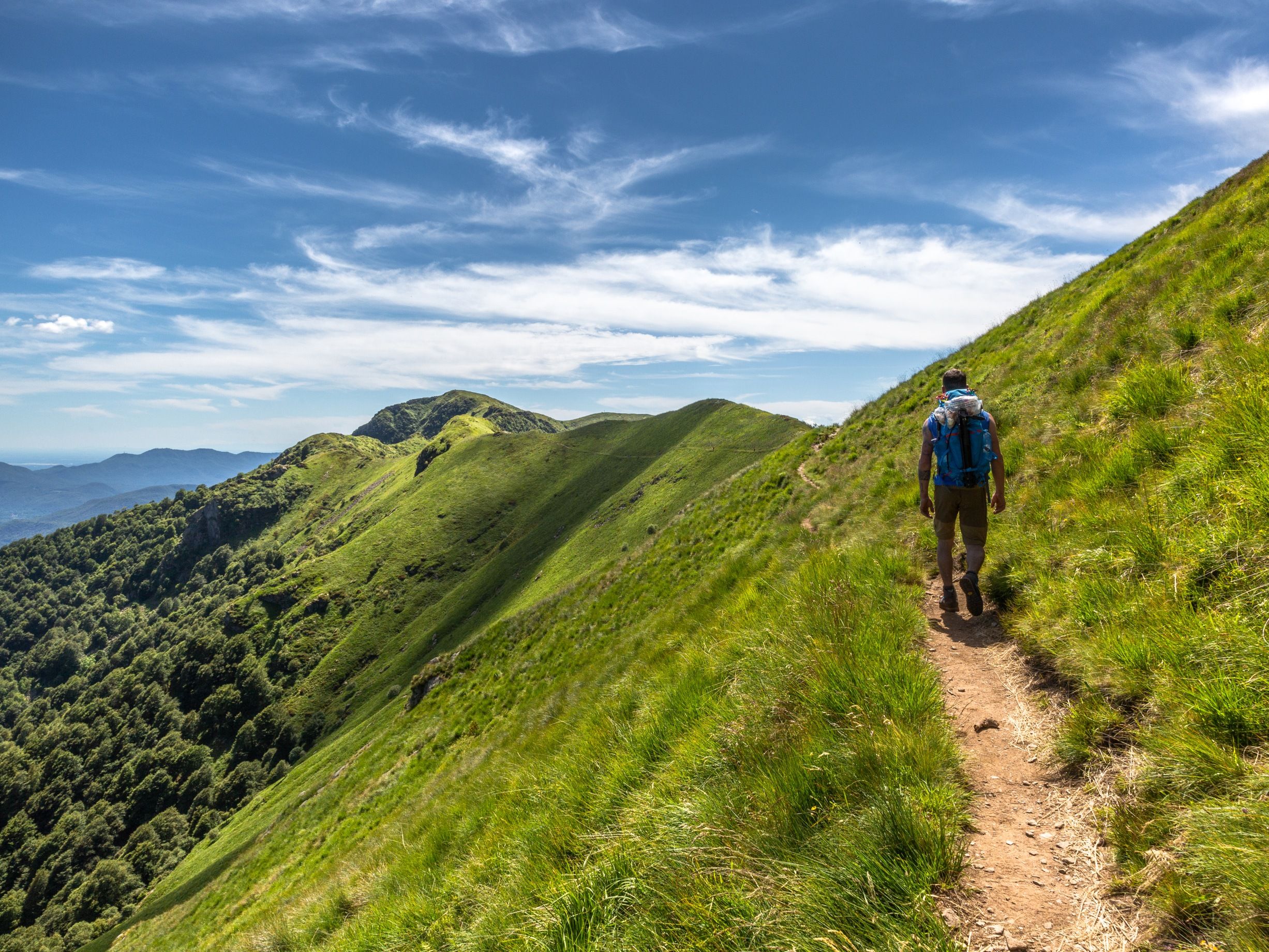ग्रीष्मकाल में पर्वतमाला टमरो पर चढ़ना अद्भुत पर्वतीय दृश्य और हरित प्रकृति के साथ।