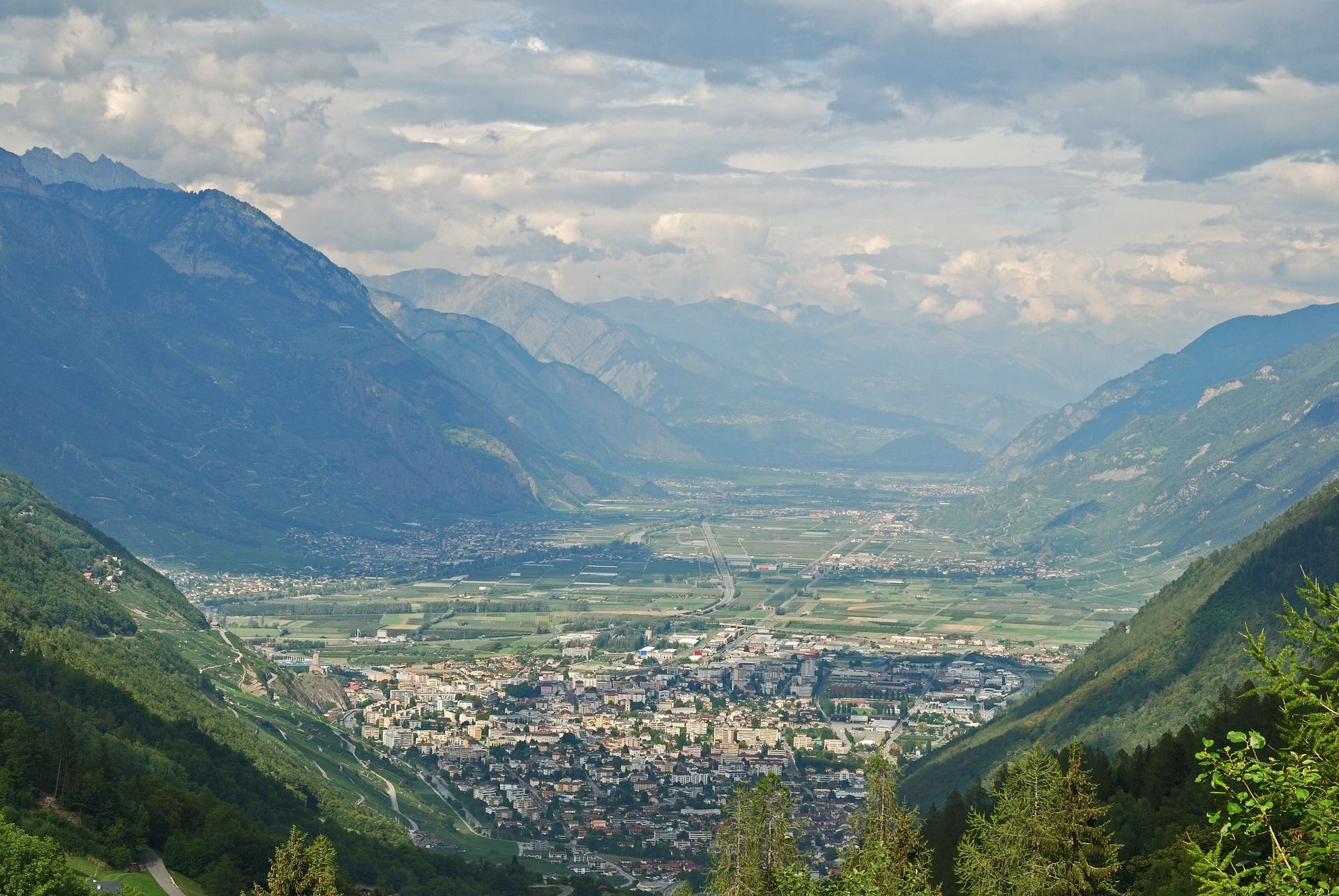 Martigny: pemandangan indah kota dan pegunungan di sekitar lembah Rhone