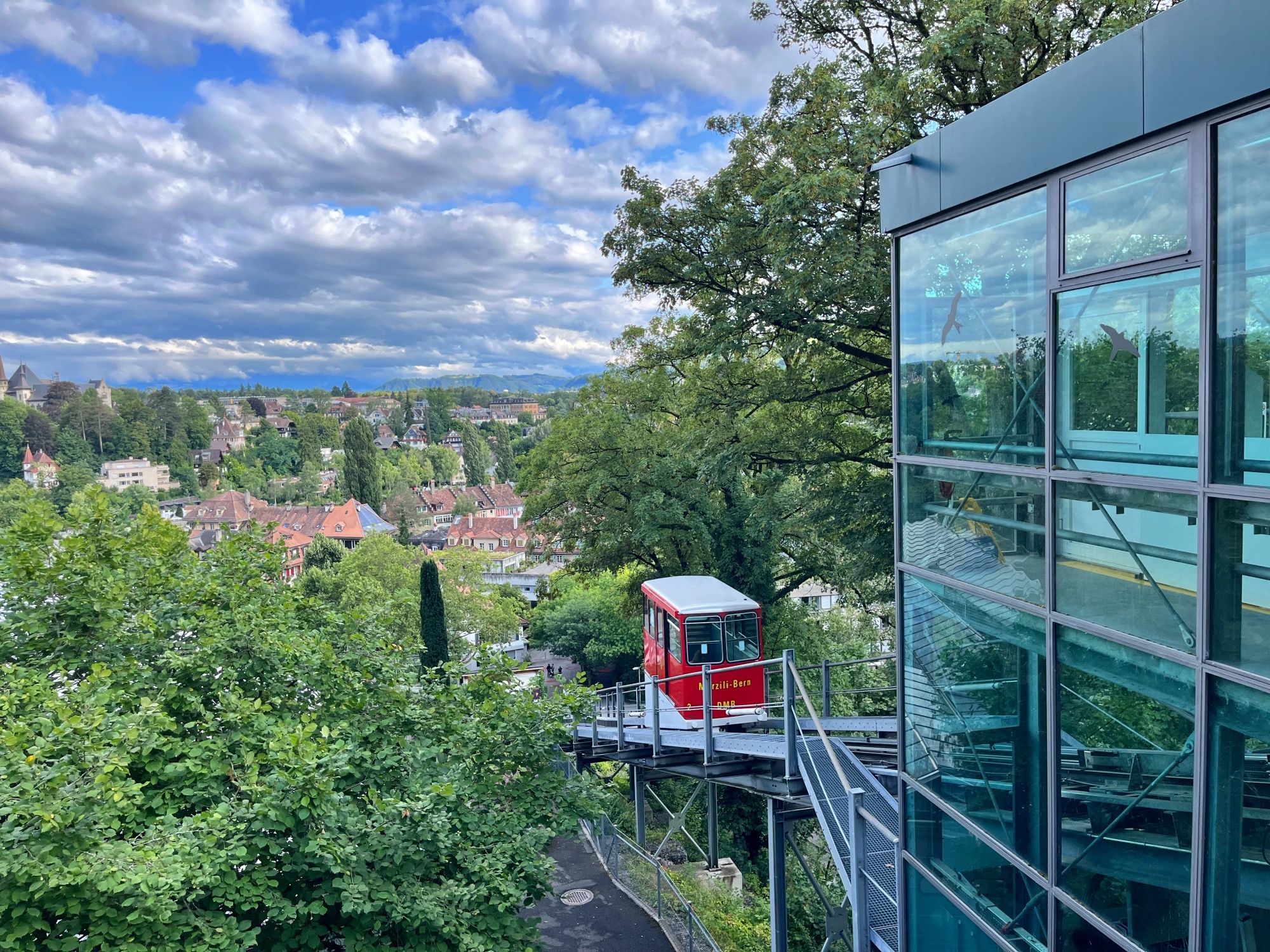 Marzili: Výhled na město Bern s lanovkou a zeleným okolím v létě.