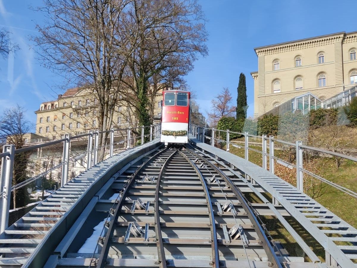 Marzilibahn: historická lanovka s výhledem na okolí Bernu a architekturu města.