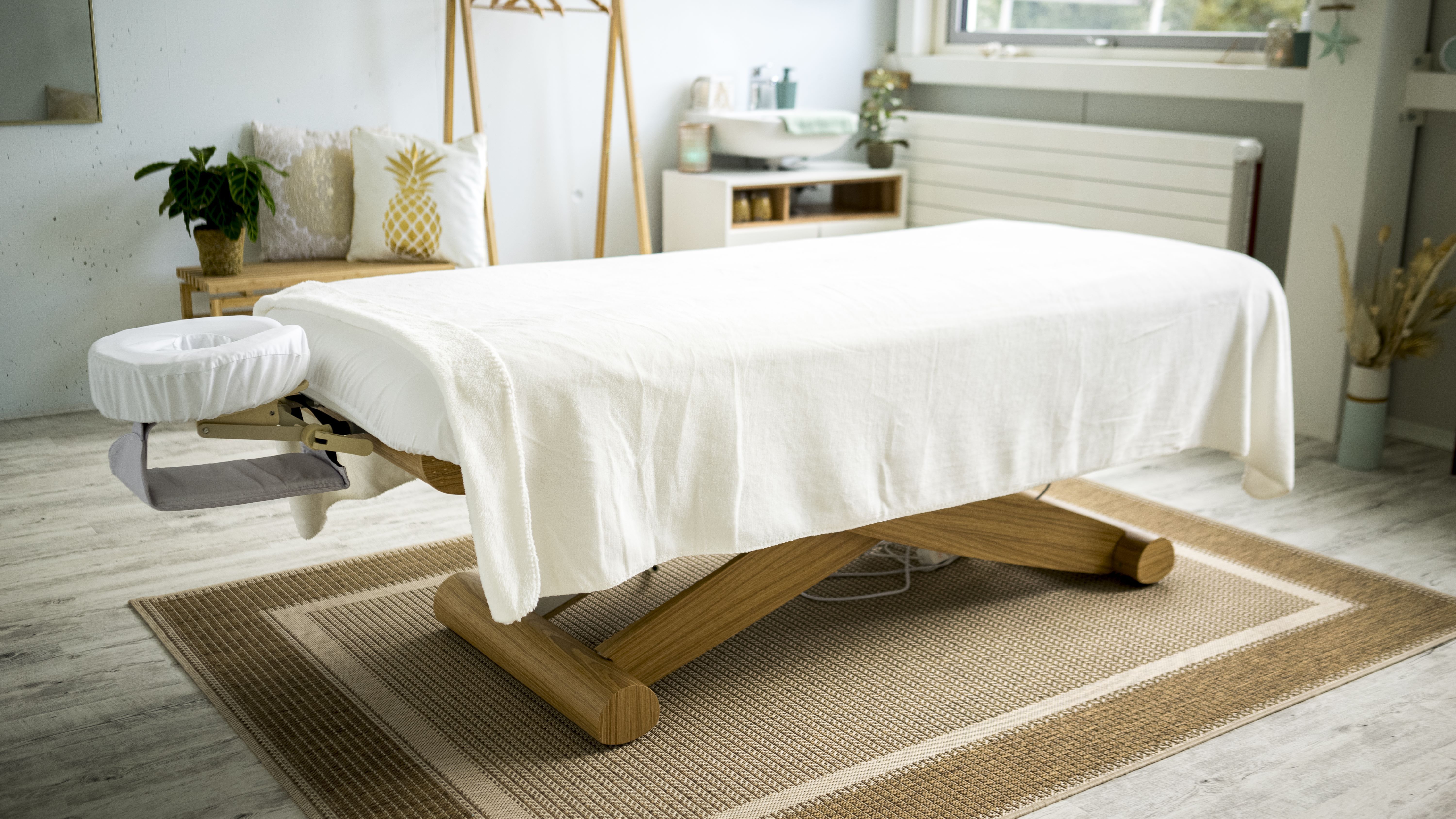 マッサージ：穏やかなマッサージルーム、心地よい雰囲気とリラックスできるインテリア。