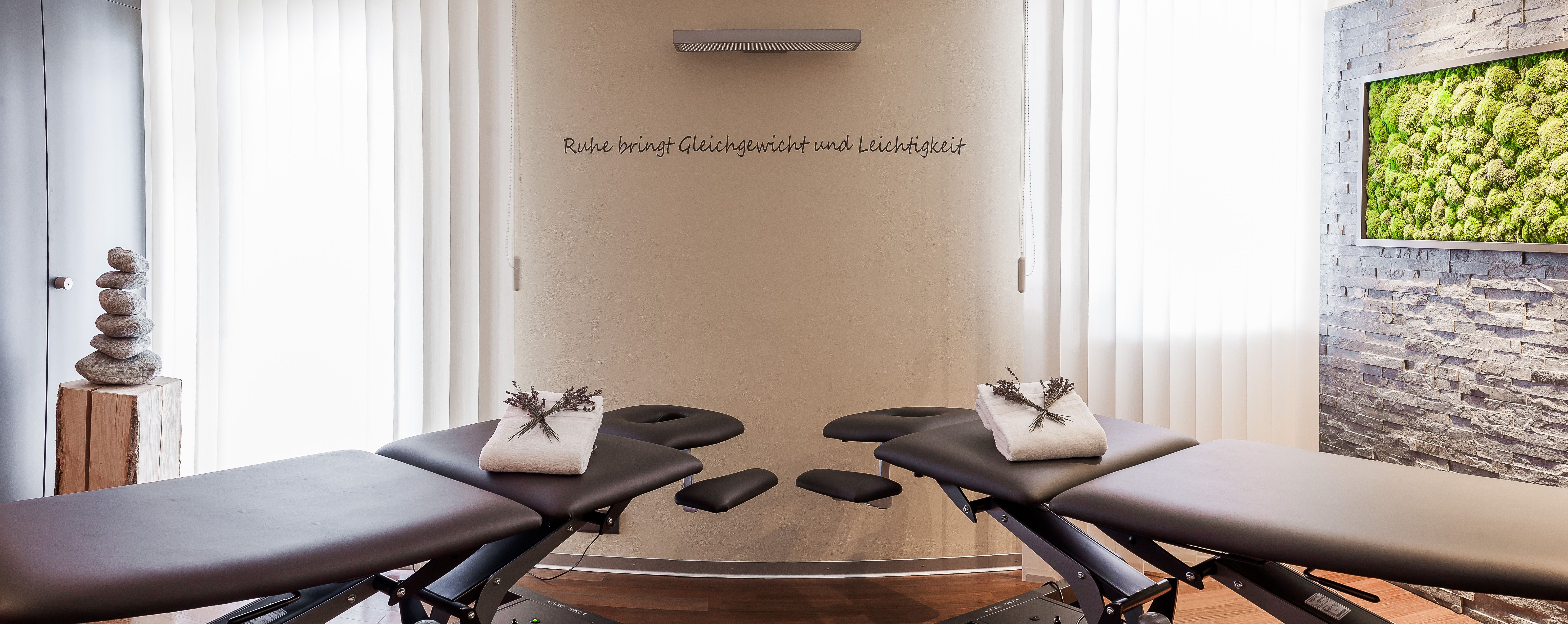 เตียงนวดในห้องผ่อนคลายที่มีองค์ประกอบทันสมัยและสีที่ทำให้สงบ