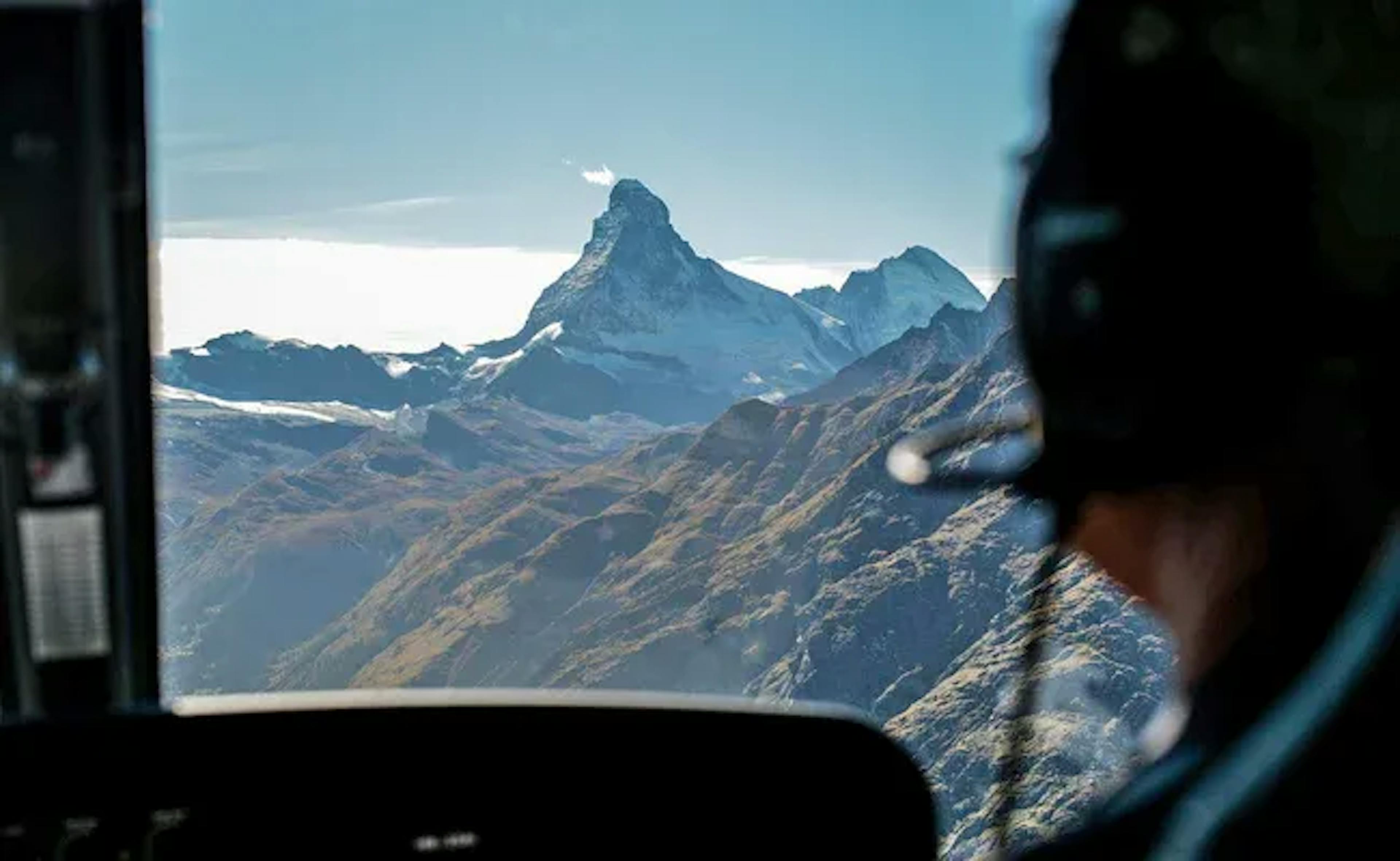 Voo de helicóptero sobre o Matterhorn com vista para o pico