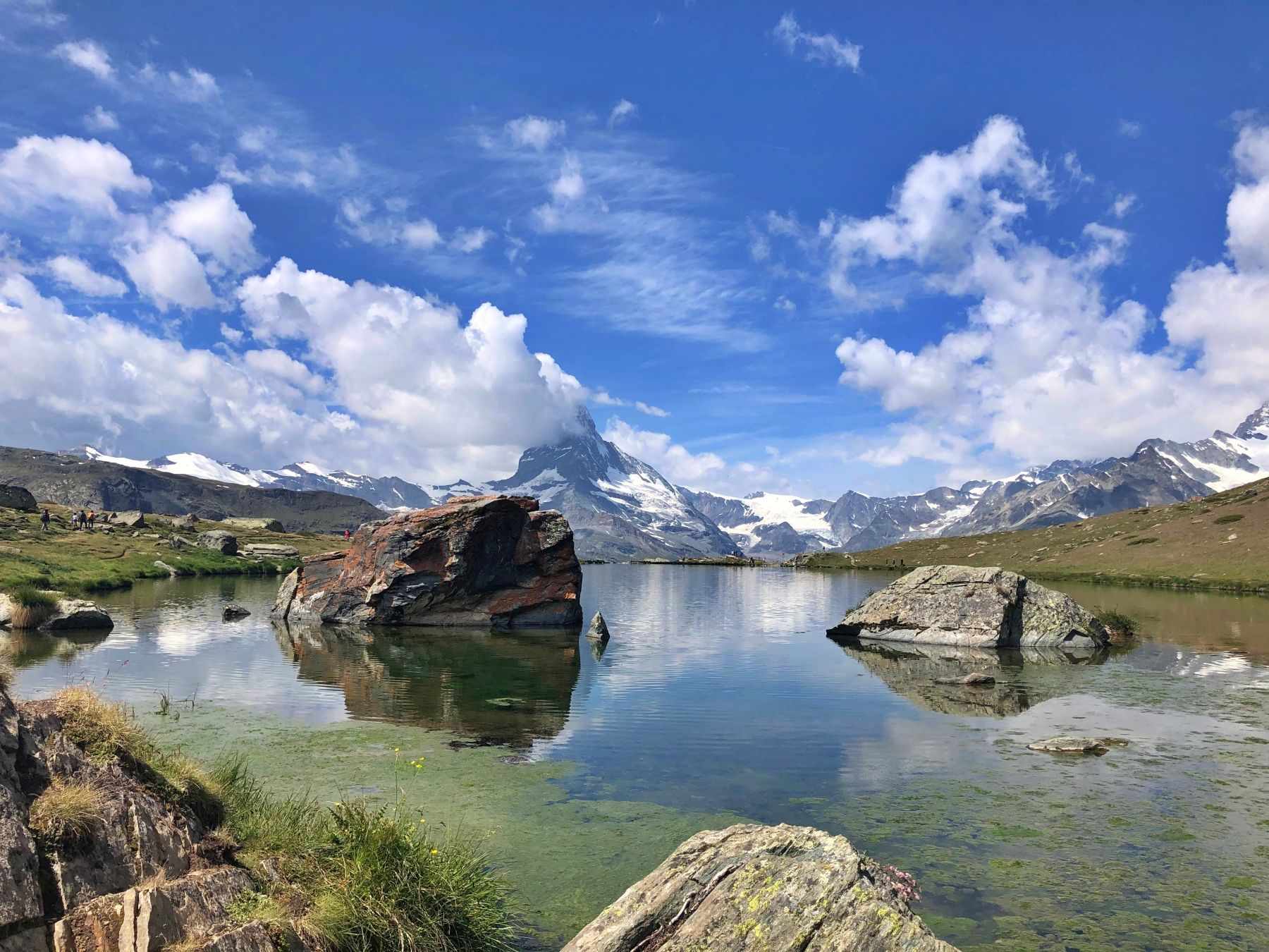 Matterhorn mencerminkan diri di tasik gunung yang jernih semasa cuaca cerah