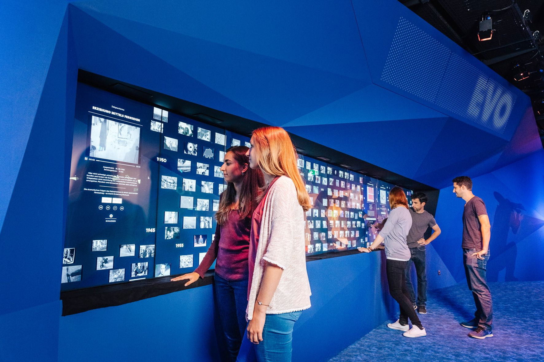 Οι επισκέπτες αλληλεπιδρούν με την πολυμεσική έκθεση στο σιδηροδρομικό σταθμό του Λουκέρνης.