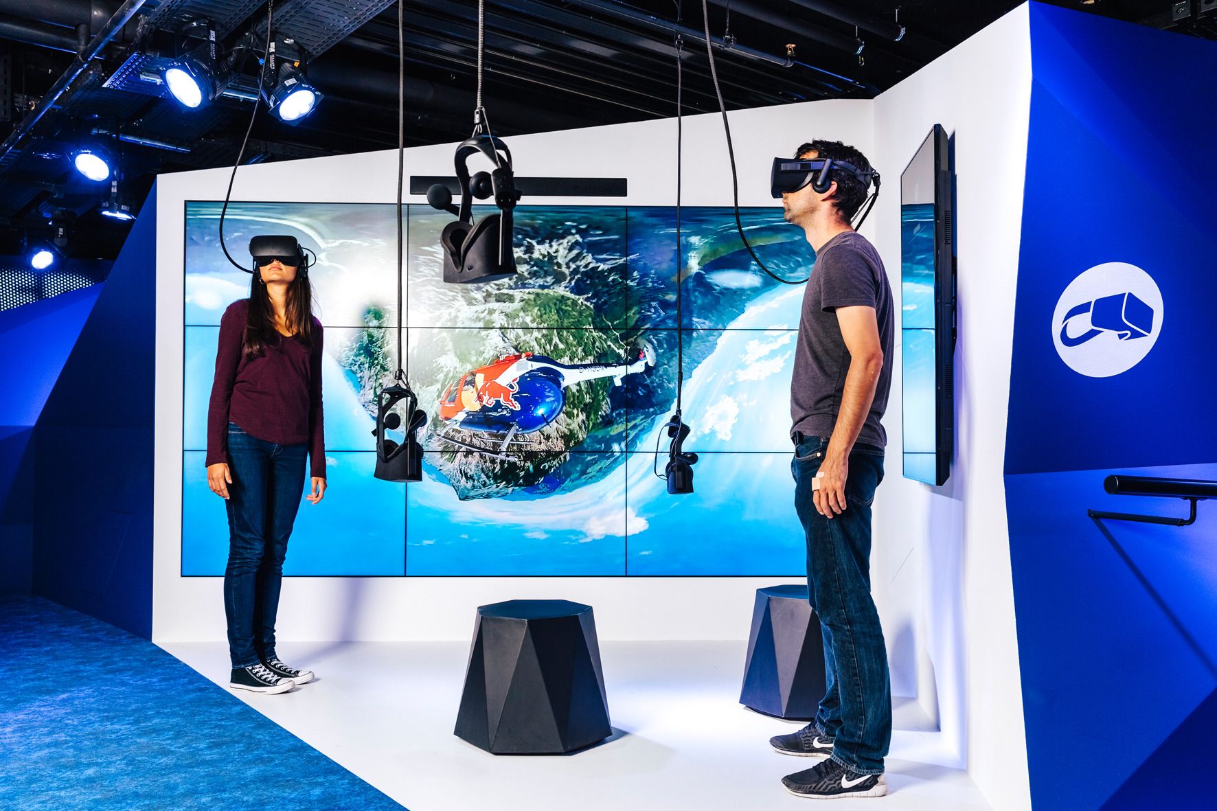 Media World Verh.-haus Λουκέρνη: Οι επισκέπτες βιώνουν εικονική πραγματικότητα σε μοντέρνο περιβάλλον.