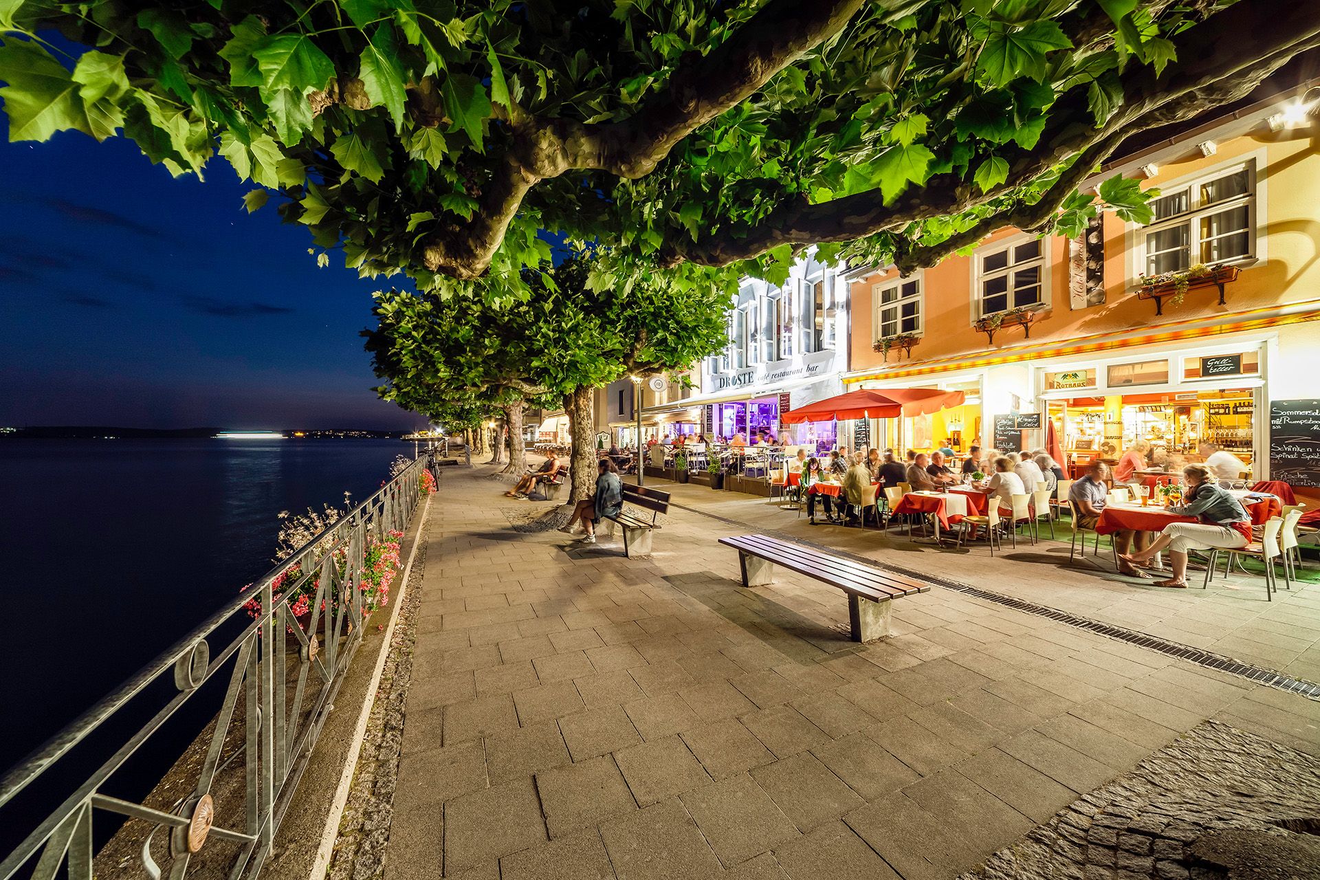 Nocny Meersburg z restauracjami i promenadą nad jeziorem