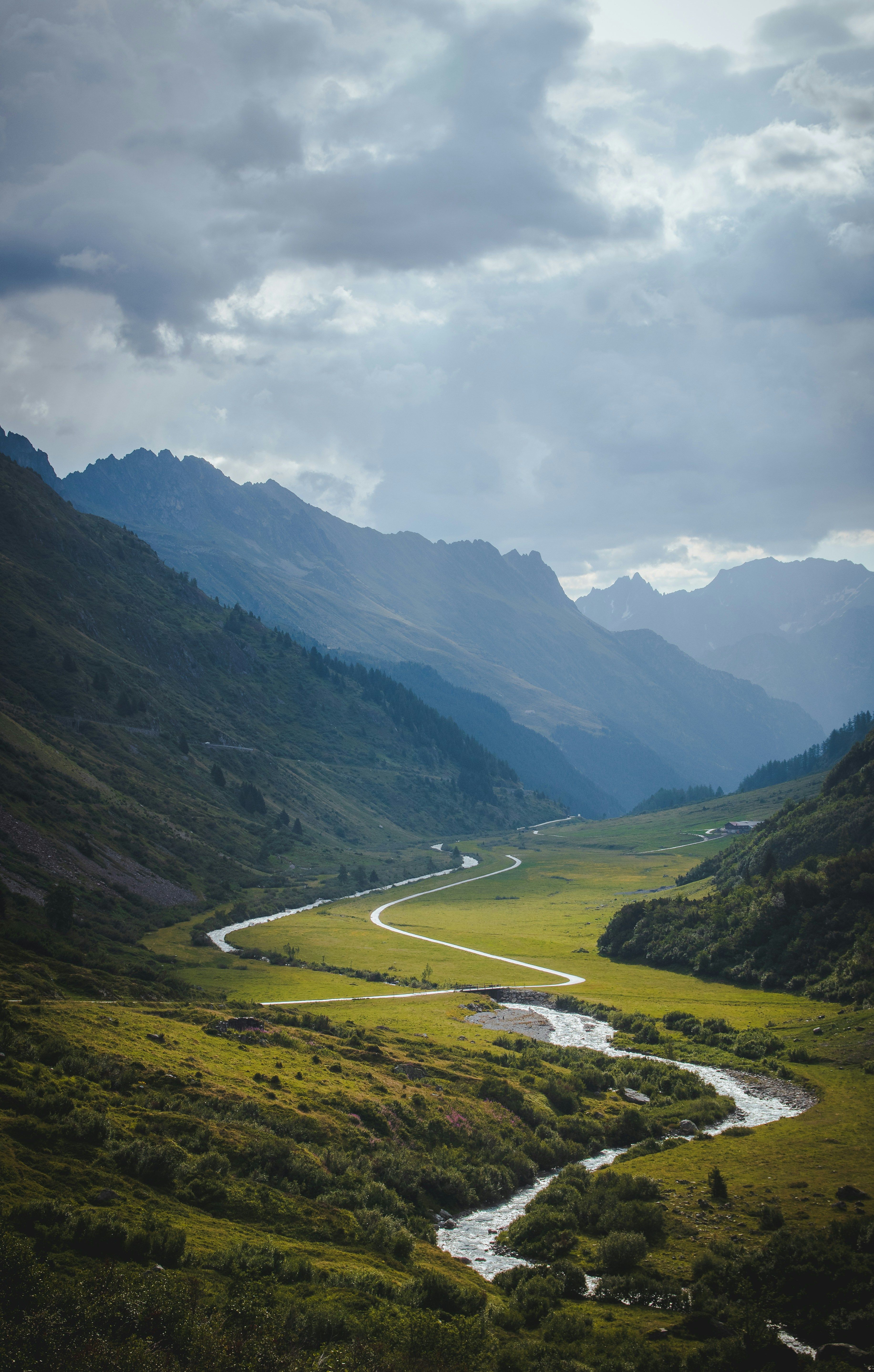 मैकें: हरी घास के मैदानों और नदी के साथ चित्रमय दृश्य स्विट्ज़रलैंड में
