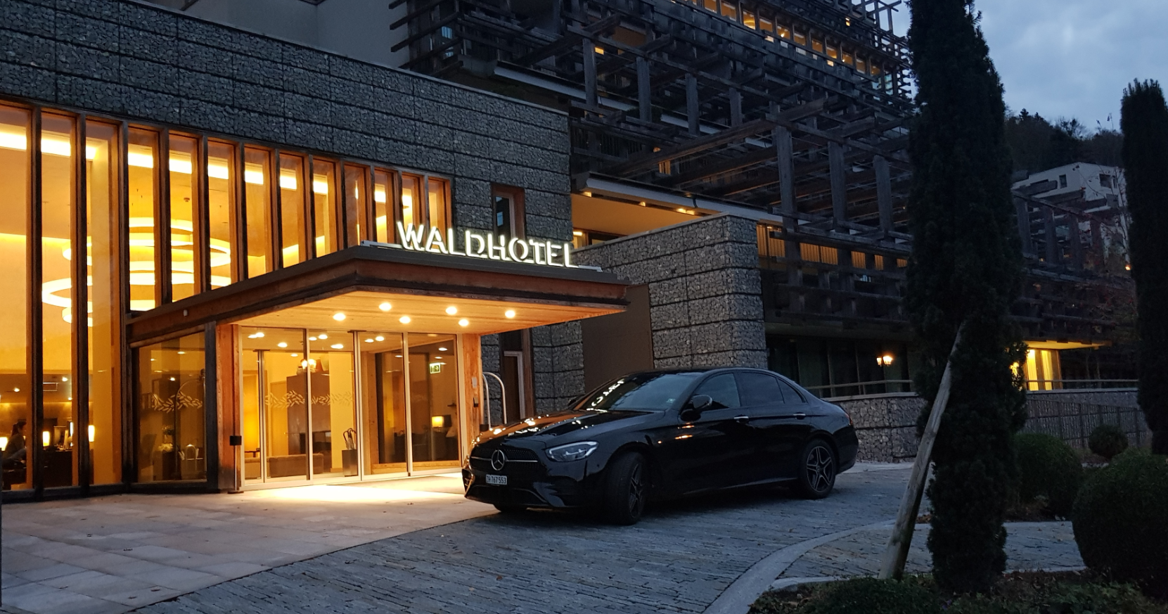 Transfer privado en clase E desde el aeropuerto de Zúrich al Waldhotel para un viaje de lujo.