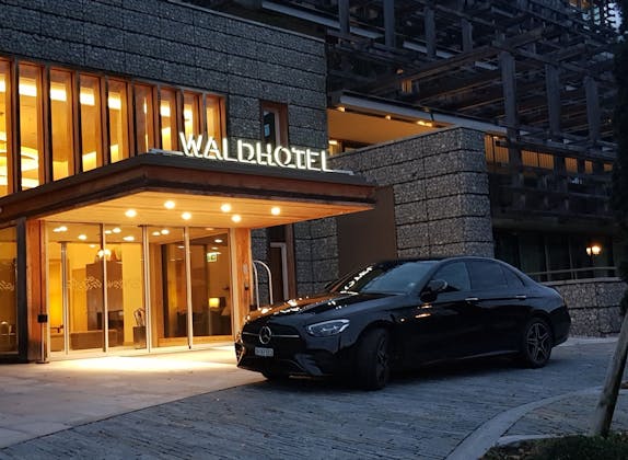 Mercedes E-Klasa w hotelu leśnym w Zurychu, idealna na transfery i podróże.