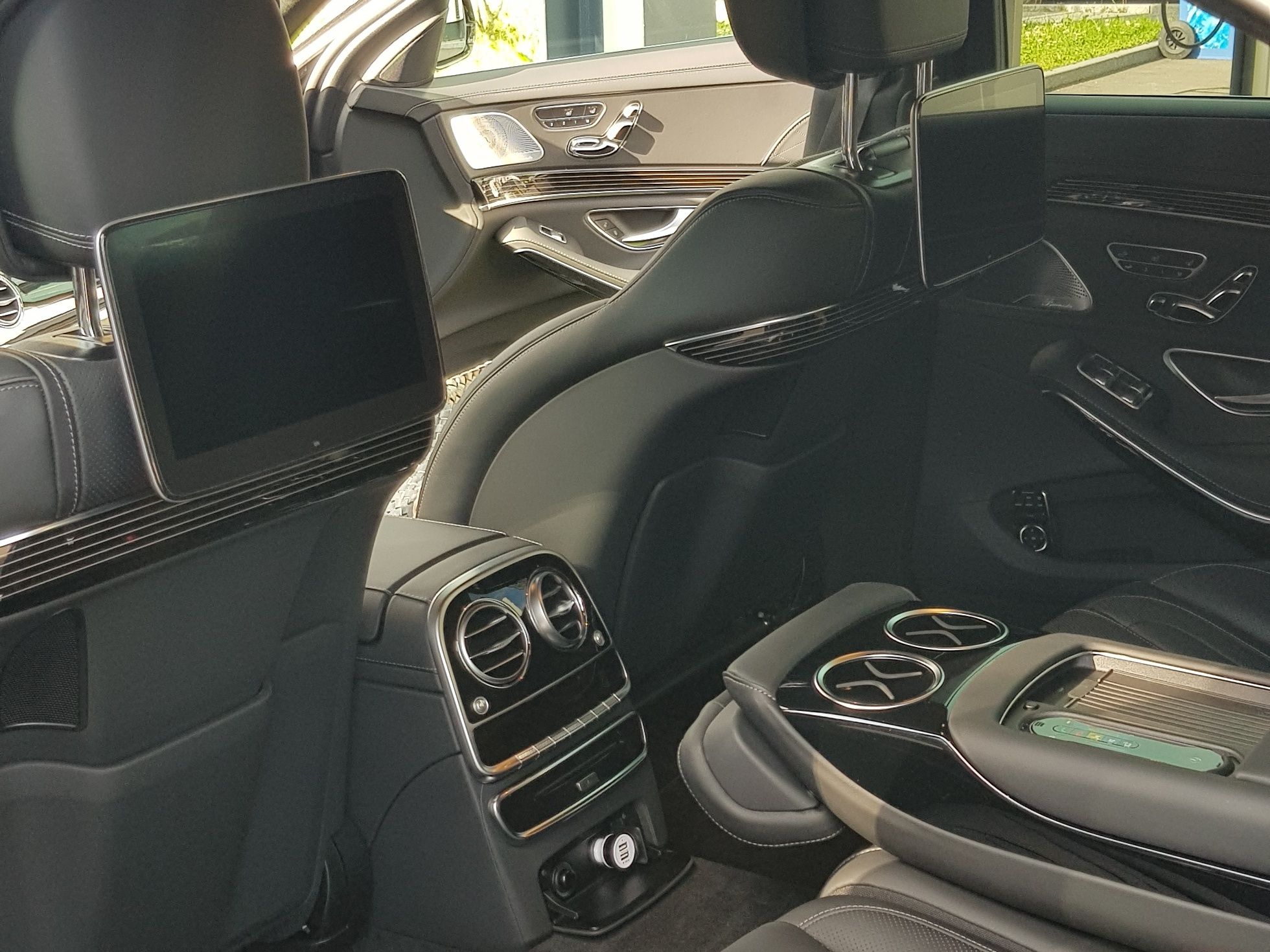 Transfer privado en clase S desde el aeropuerto de Zúrich en un ambiente lujoso, perfecto para grupos y escapadas románticas.