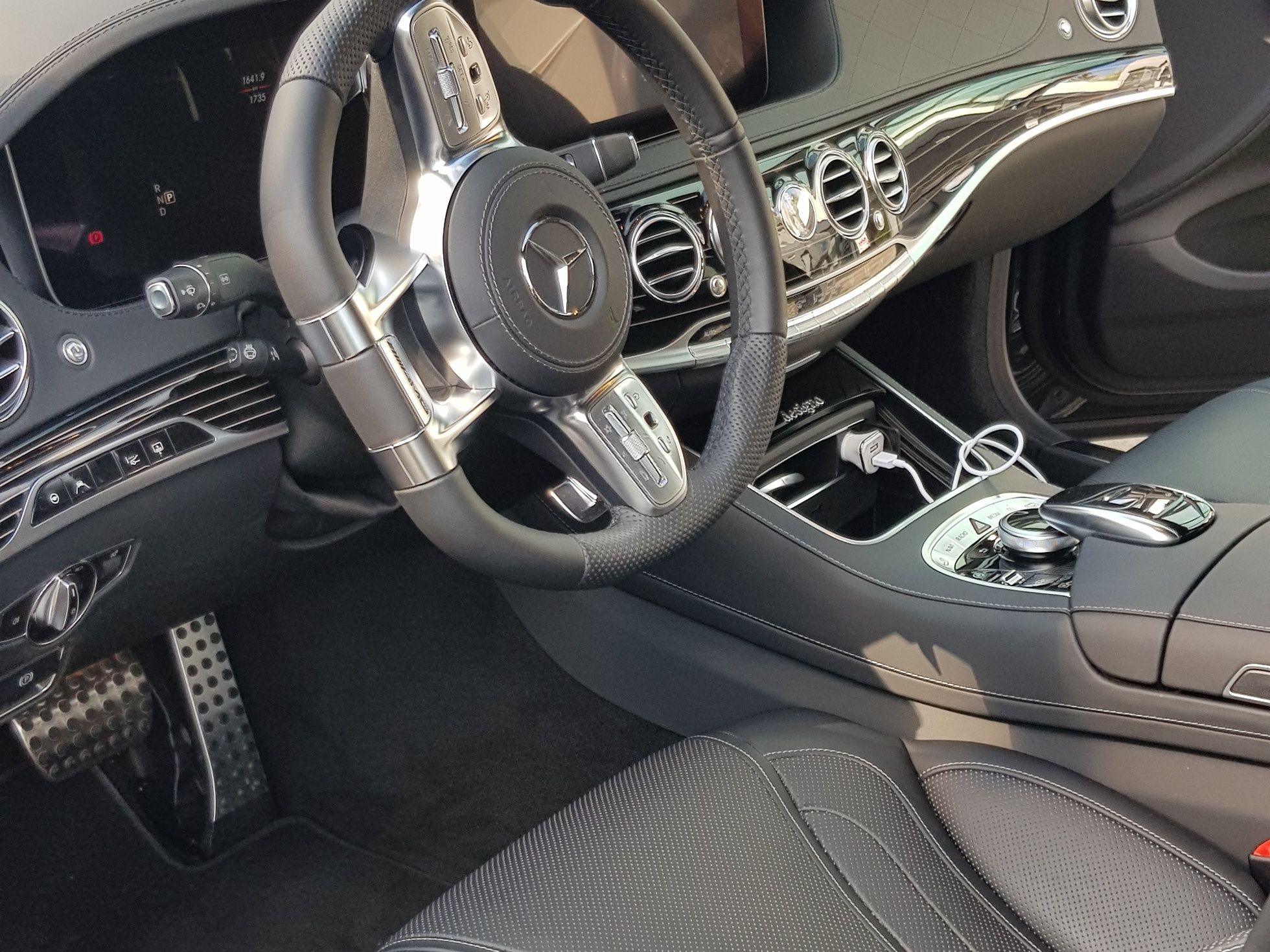 Mercedes-Benz S-Klasse til elegant transfer til lufthavnen i Zürich, luksuriøst og komfortabelt.