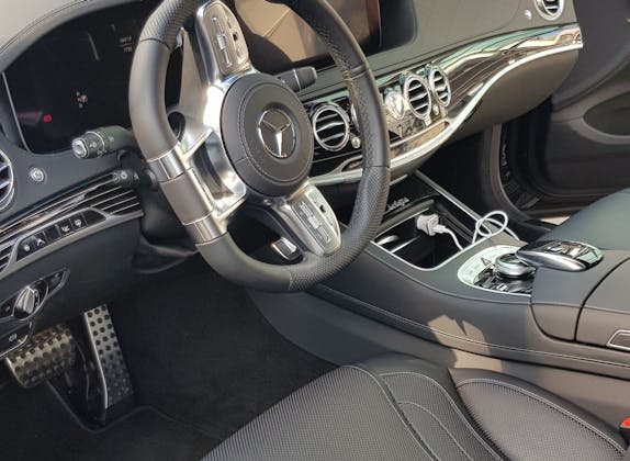 Kelas S Mercedes: Kereta mewah di Lapangan Terbang Zurich untuk pengangkutan elegan, selesa dan bergaya.