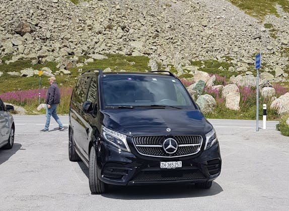 Bandara Zürich: Transfer Premium dengan Mercedes V-Klasse untuk kenyamanan dan kemudahan.