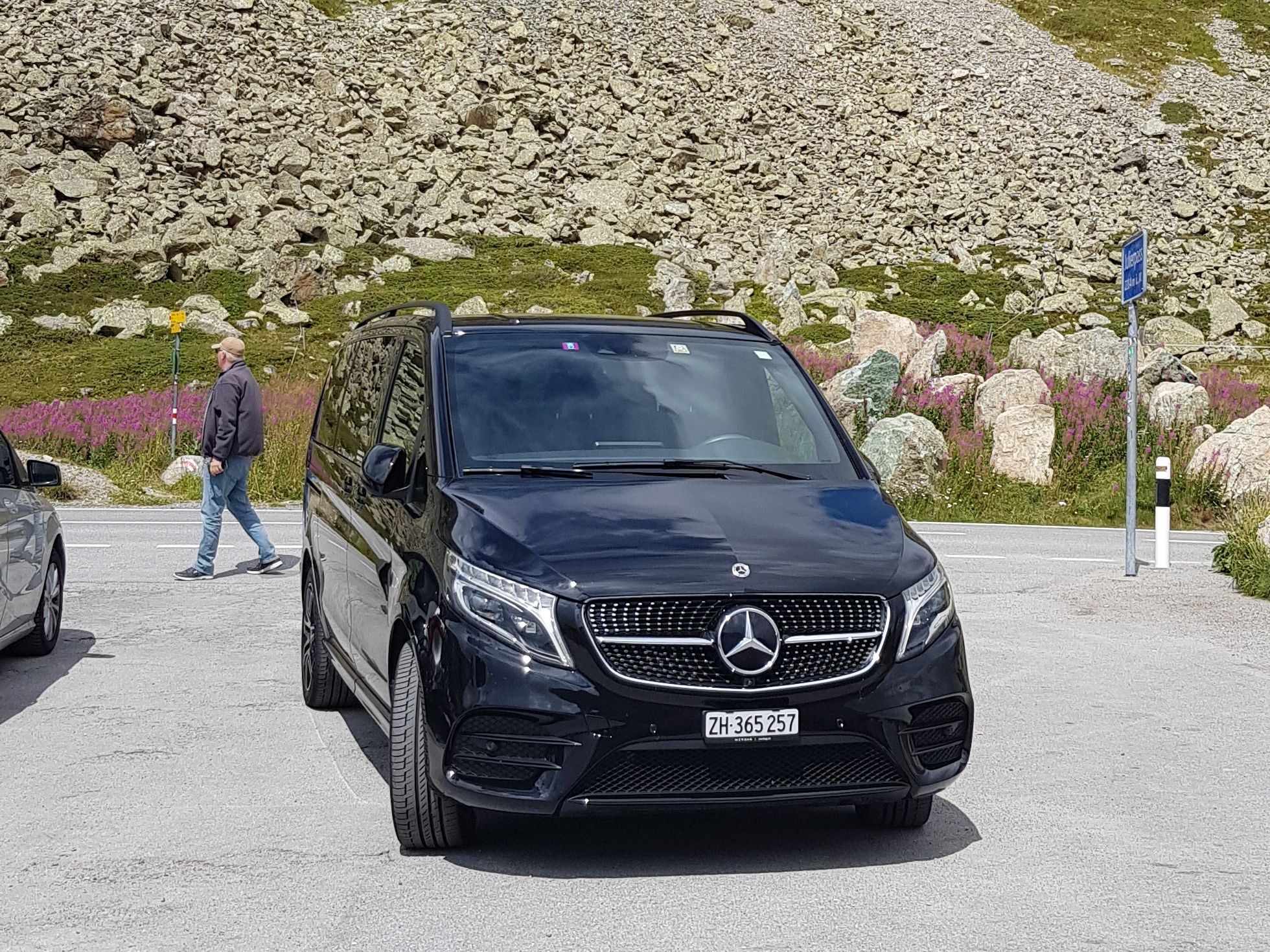 V-Klasse Transport til Zürich Lufthavn - komfortabelt køretøj til grupperejser og familieture.