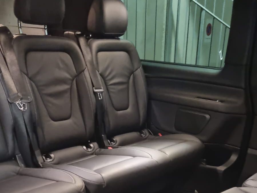 Transfer privado en V-Clase con vehículo de lujo en Zúrich para viajes en grupo.