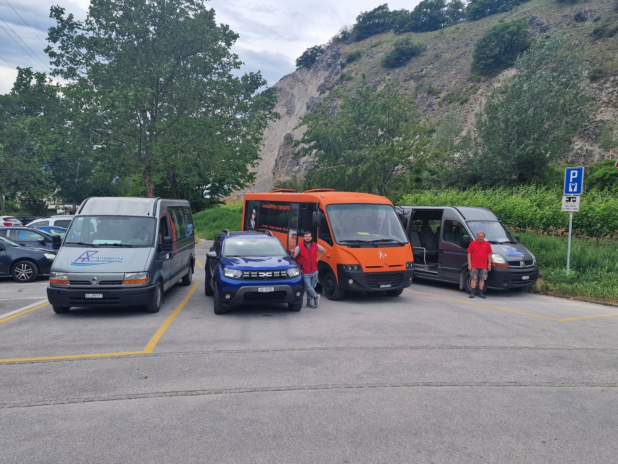 Minibuss: Mysig tur för grupper med buss i det fria, perfekt för äventyr i naturen.