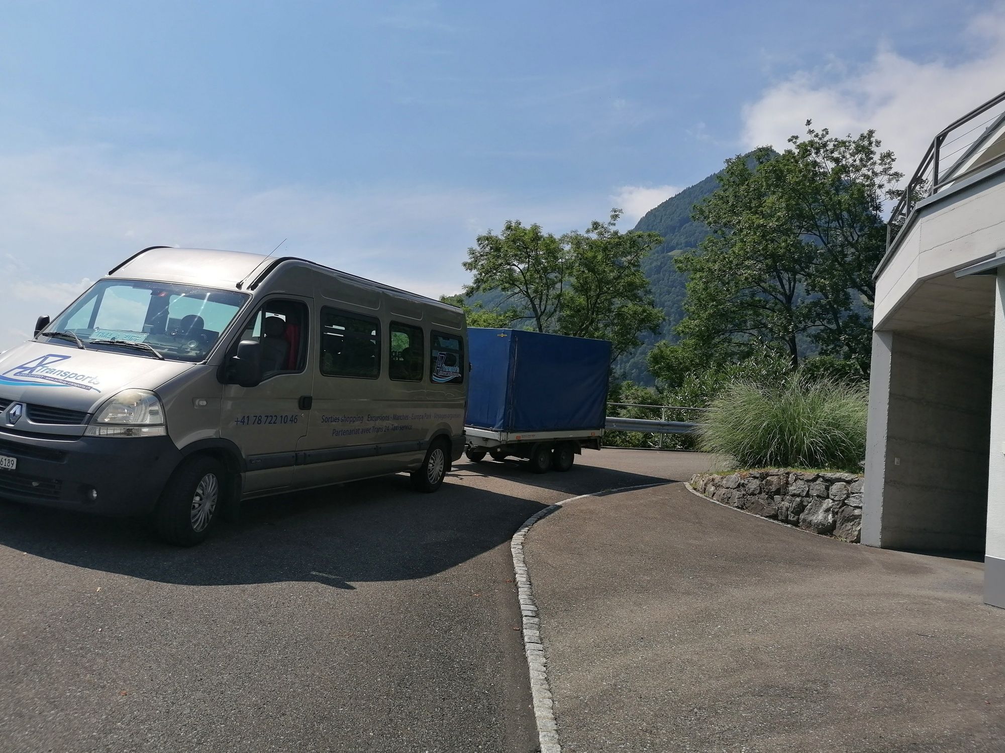 Minibus på snoede veje, ideelt til naturtransporter og gruppeture.