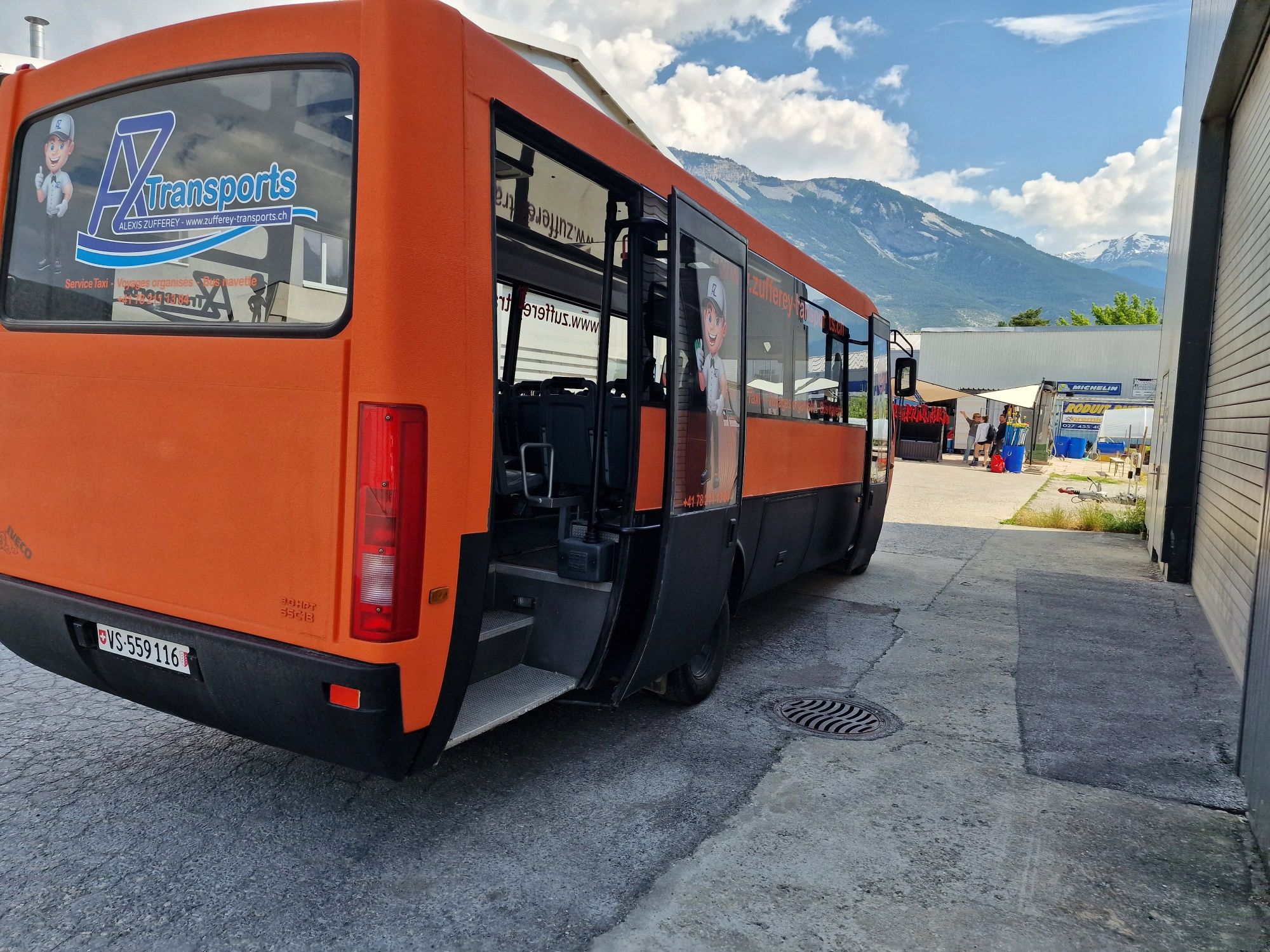 Minibús en Zufferey, ideal para viajes en grupo y transportes en las montañas.