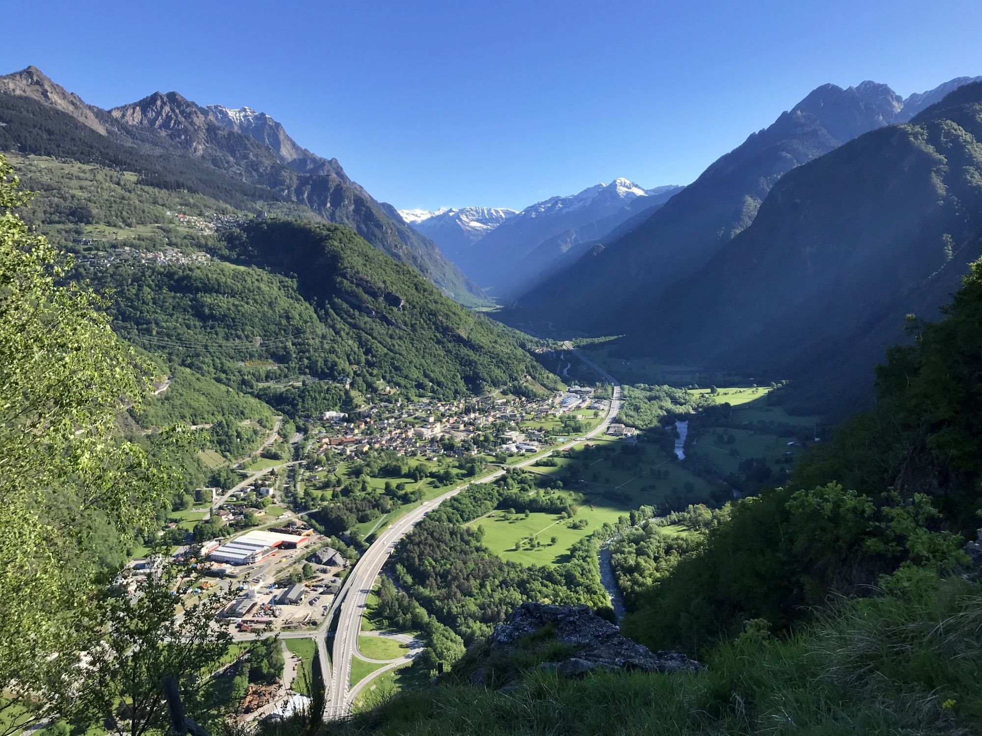 Misox: beeindruckende Landschaft mit Bergen und Tal im Sommer, ideal zum Wandern und Erkunden