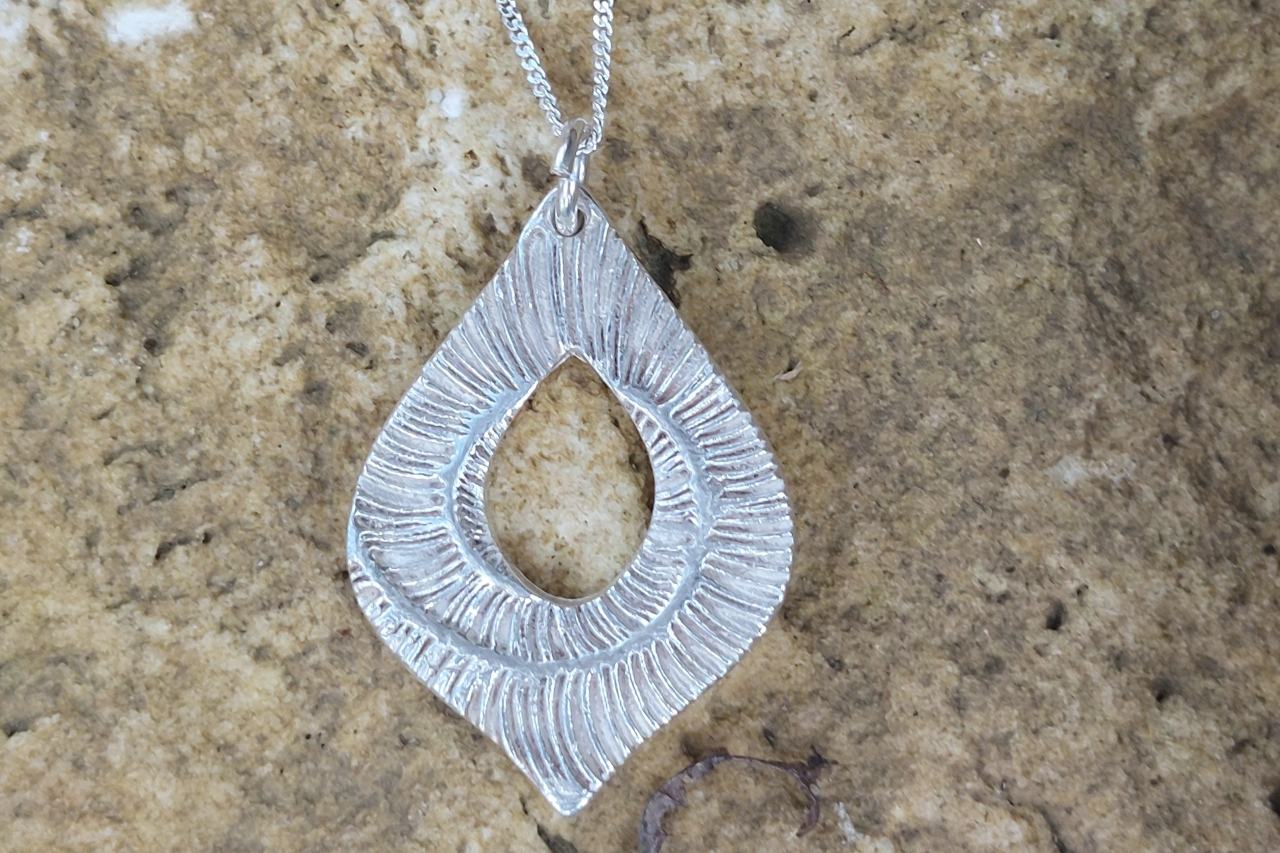 Laboratorio: Orecchini d'argento con design unico, perfetti per amanti dell'artigianato creativo.