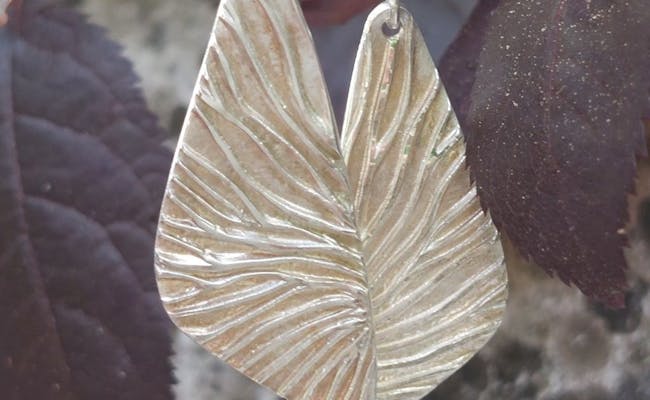 Silber Workshop: Erlerne die Kunst des Silberschmiedens in einem kreativen Atelier.