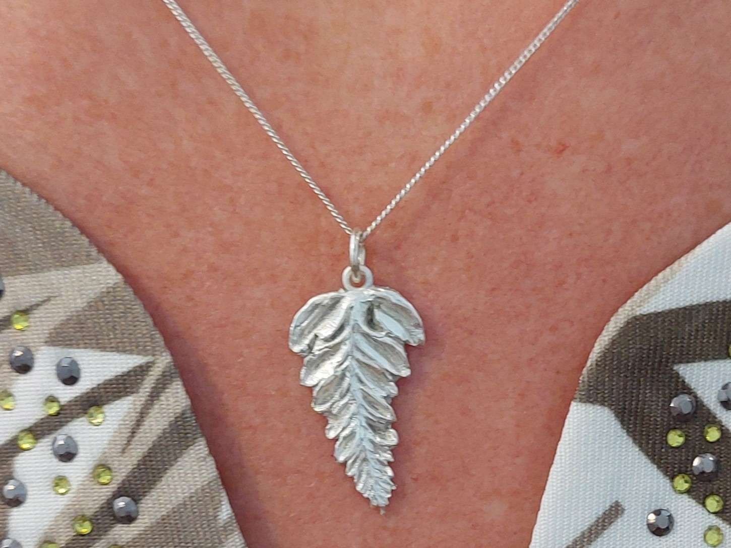 Laboratorio Argento: Ciondolo in argento a forma di foglia per una creazione di gioielli creativa