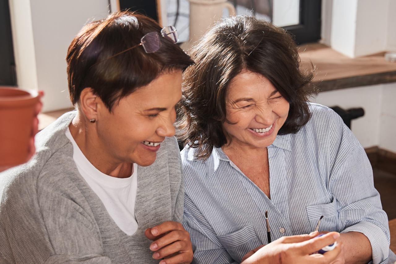 Laboratorio di miscelazione dell'argento: donne creative al lavoro in un atelier.
