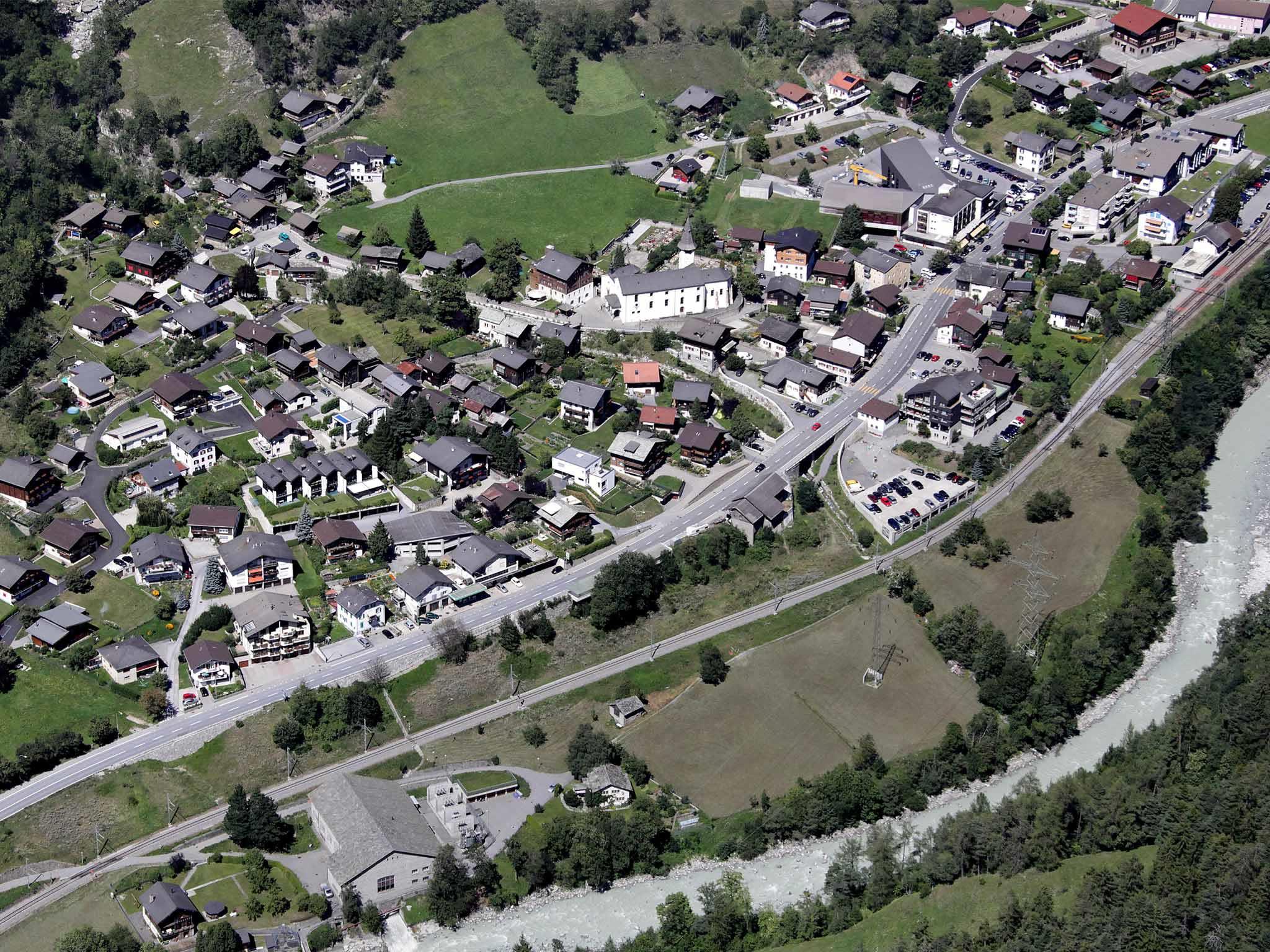 Pamje ajrore e zonës alpine me shtëpitë dhe rrugën e Mörschied.