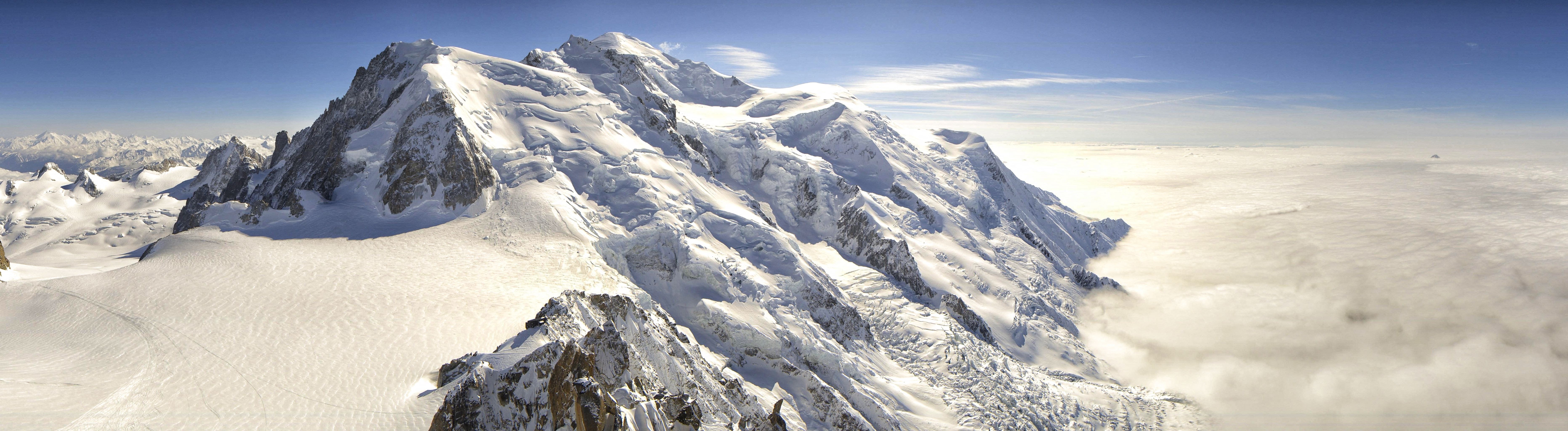 Mont Blanc di pegunungan tinggi, salju dan gletser, pemandangan dari Aiguille du Midi.