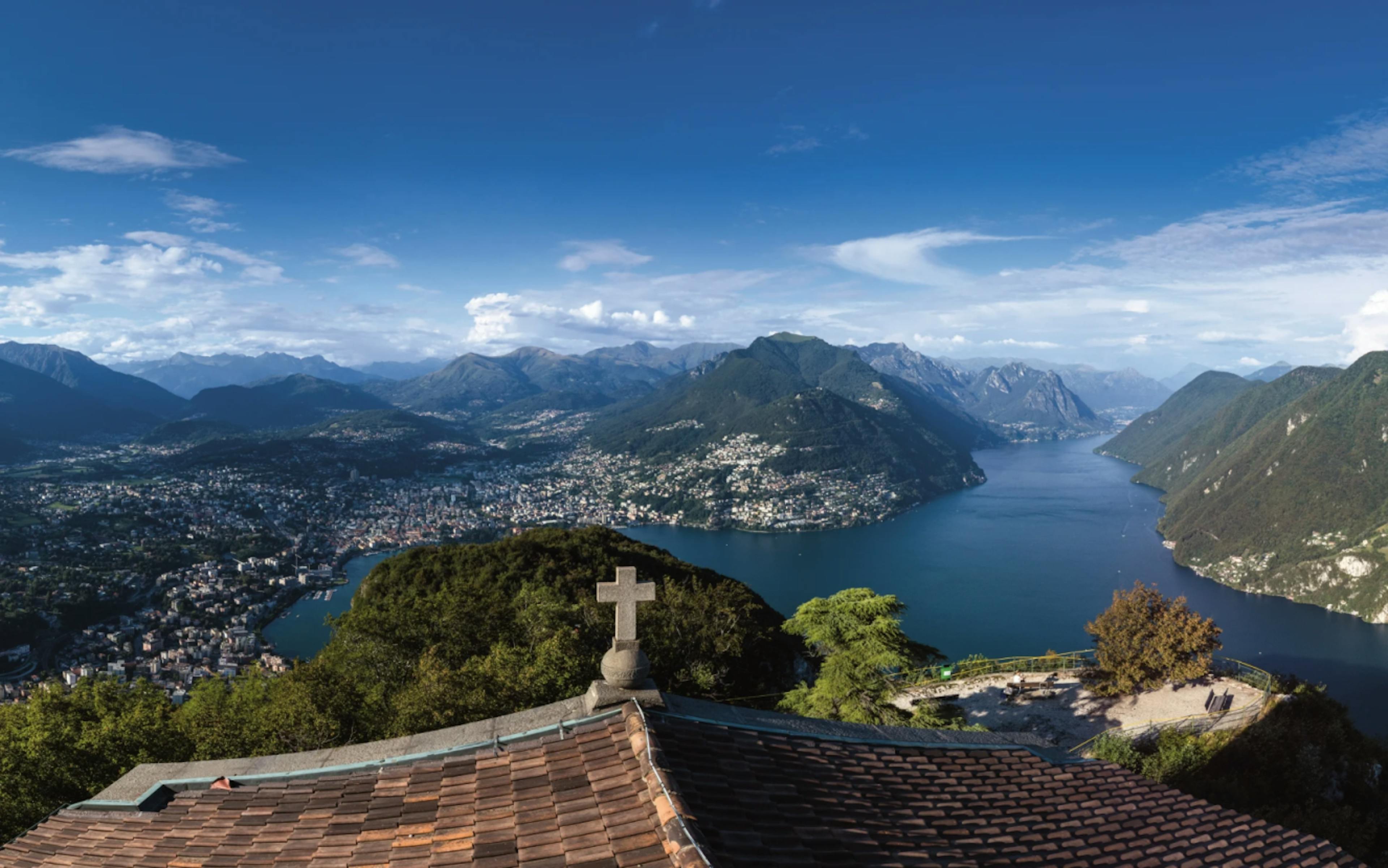 Pemandangan Monte San Salvatore terhadap Danau Lugano, lanskap pegunungan, dan langit