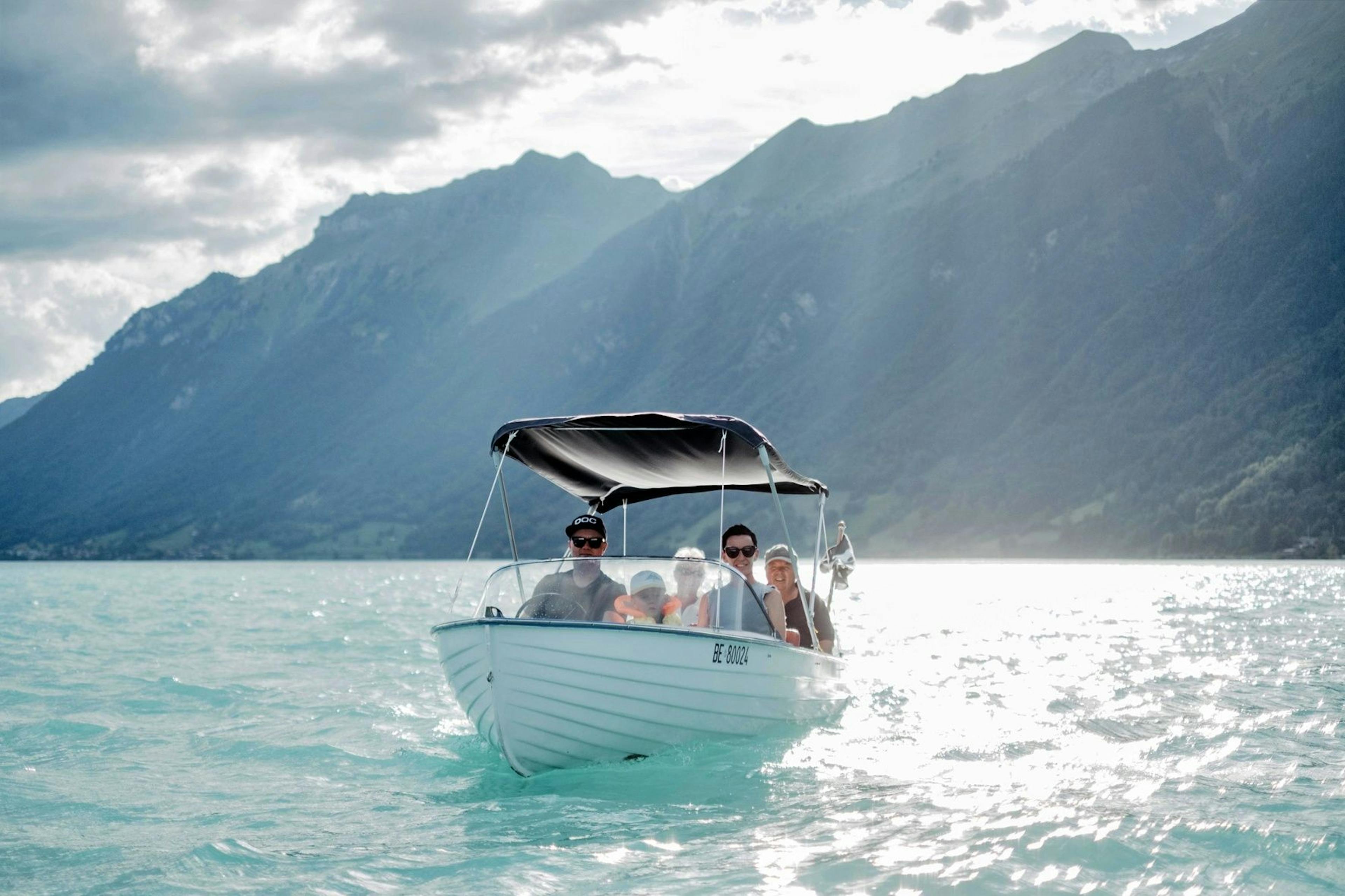 Rent a motorboat in Brienz, family on the water, mountain scenery