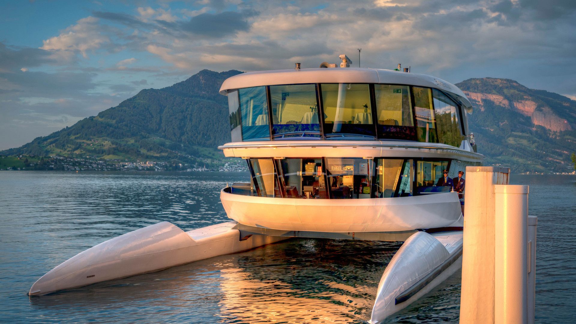 Kapal bermotor Bürgenstock di Tasik Luzern di sekitar pergunungan