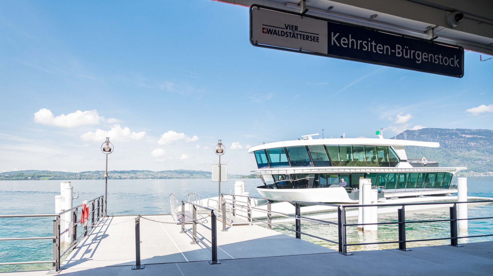 Bot Penumpang Buergenstock di dermaga di tasik Vierwaldstätter