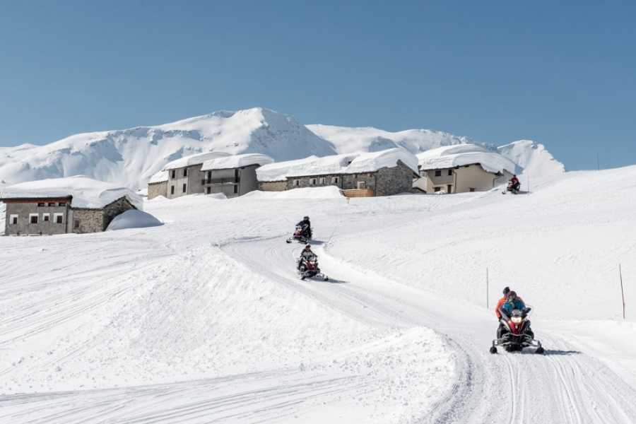 Snöskoterskörning på Splügenpasset, snö, fjordby