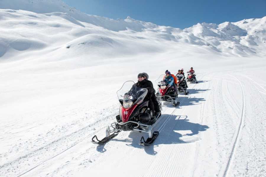 Motorbåtstur vid Splügenpass i Alperna