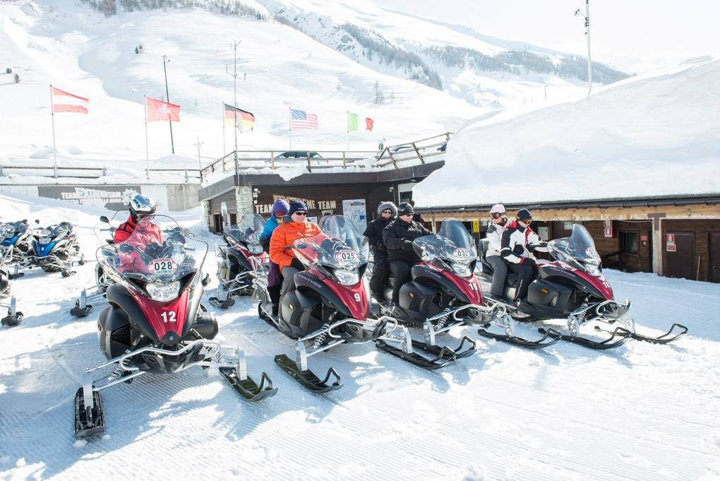 Tour en motoneige sur le Splügenpass en hiver 2023.