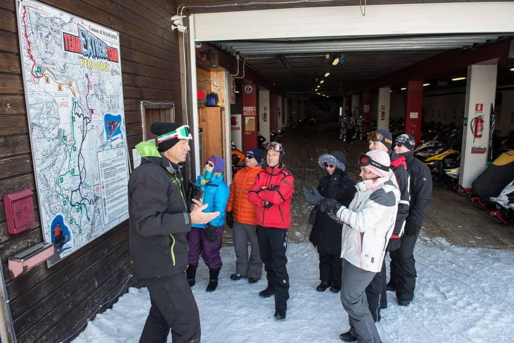 Snöskoterskörning vid Splügenpass med guide och grupp