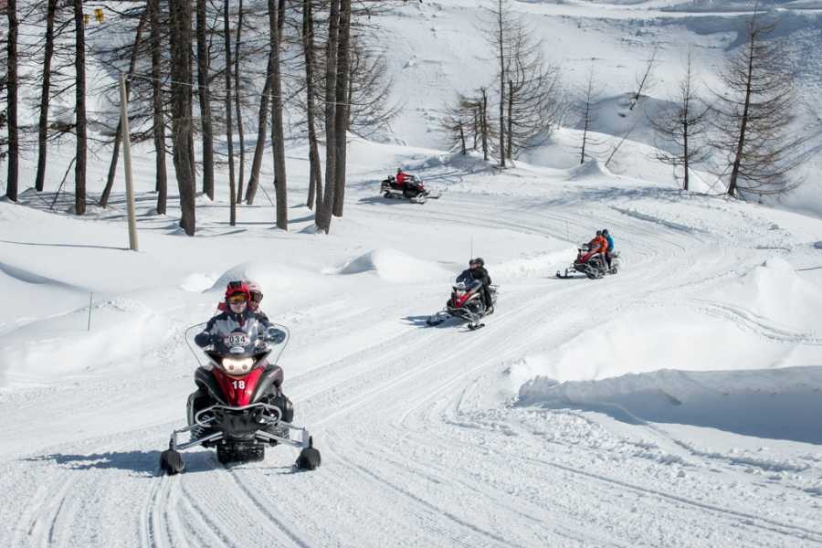 Faire de la motoneige sur une piste enneigée au Spluegenpass, 2023.
