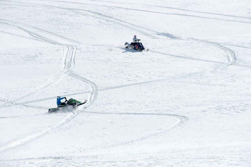 Tour de motoneige avec des conducteurs dans la neige